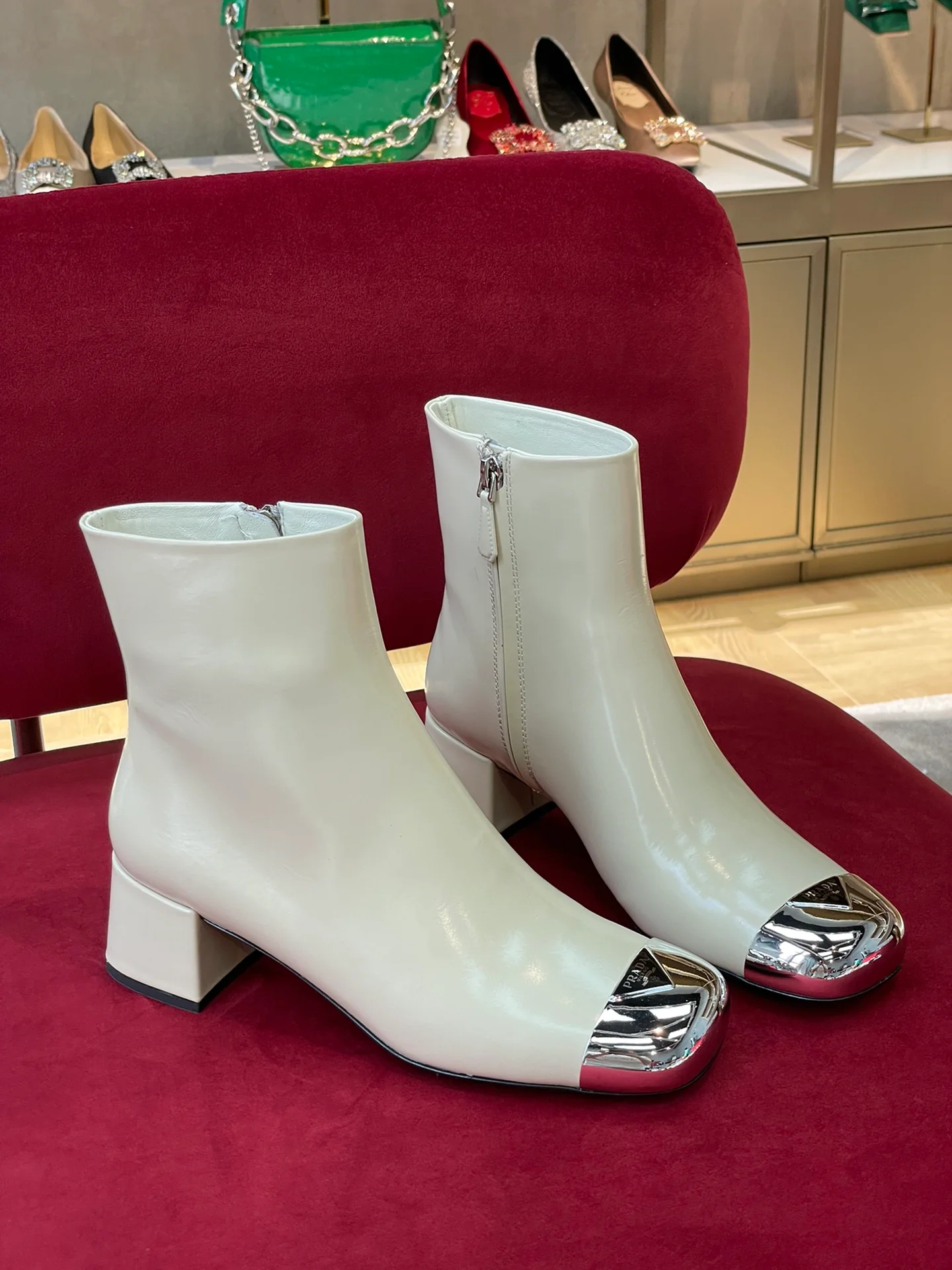 Новинка сезона осень/зима 2022 от Prada - Металлизированные ботильоны с круглым носком - 1