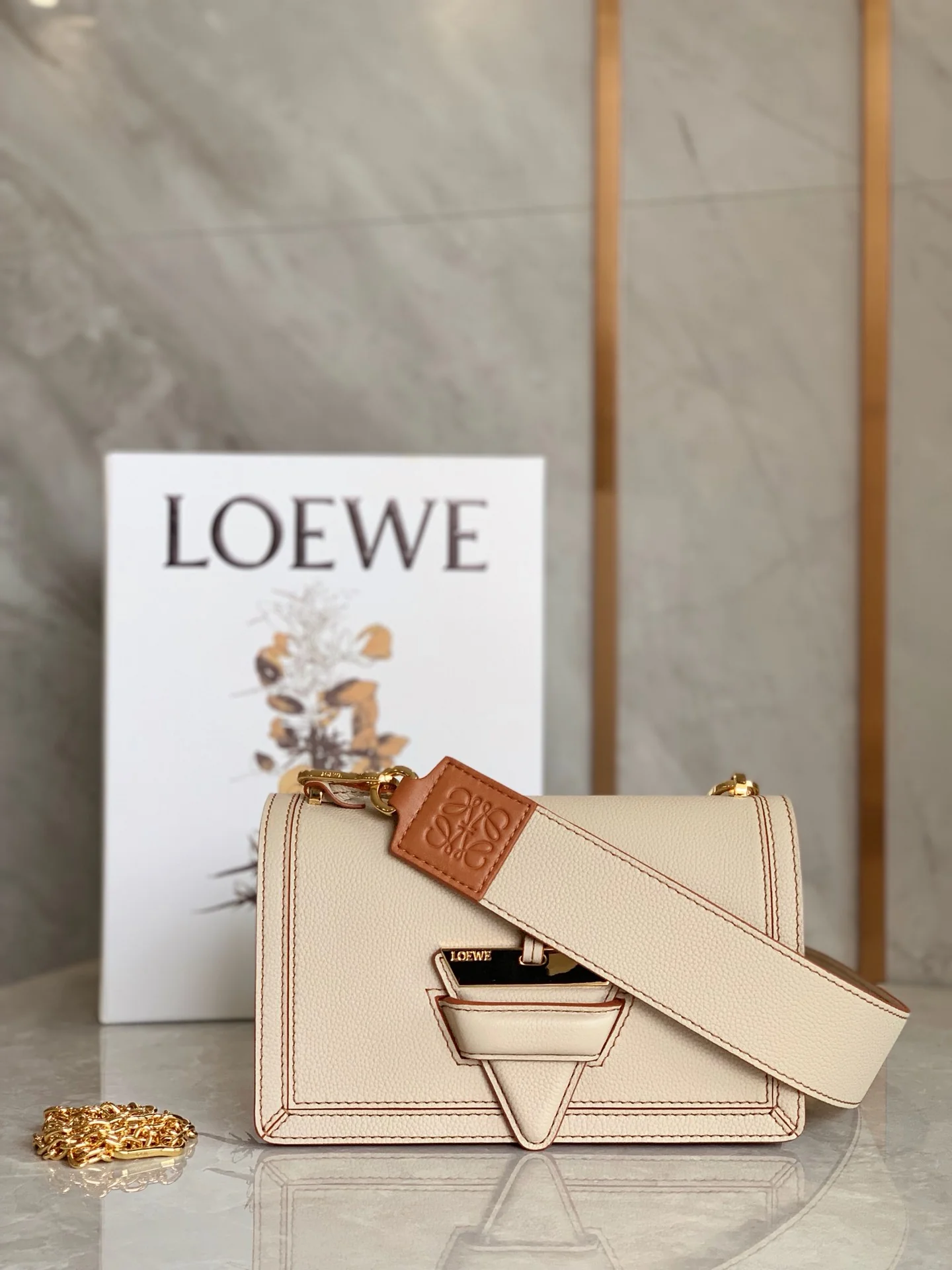 Треугольная сумка Loewe - Мягкая зернистая кожа - Телячья кожа