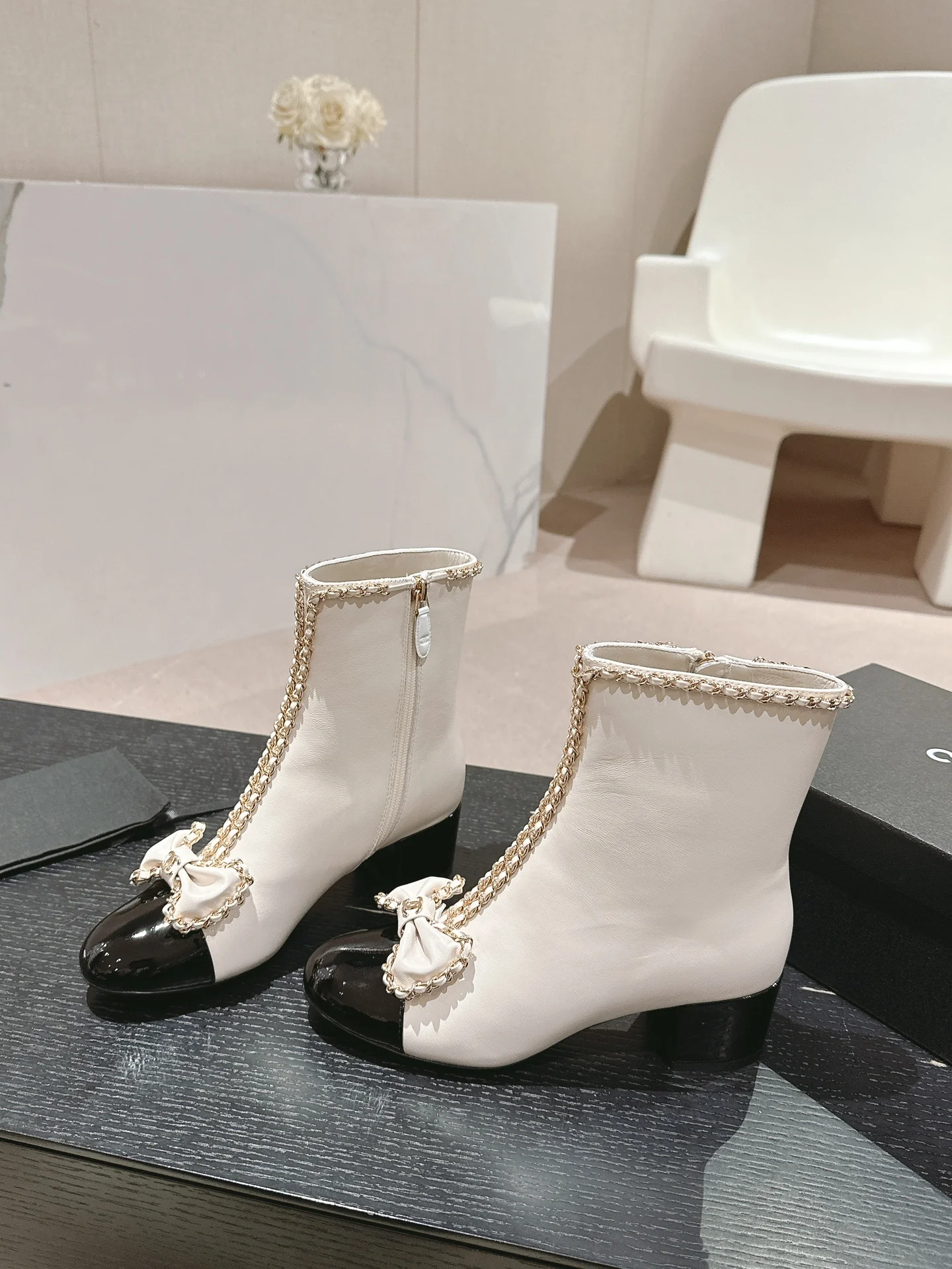 Ботинки на высоком каблуке Chanel 2024 — белые