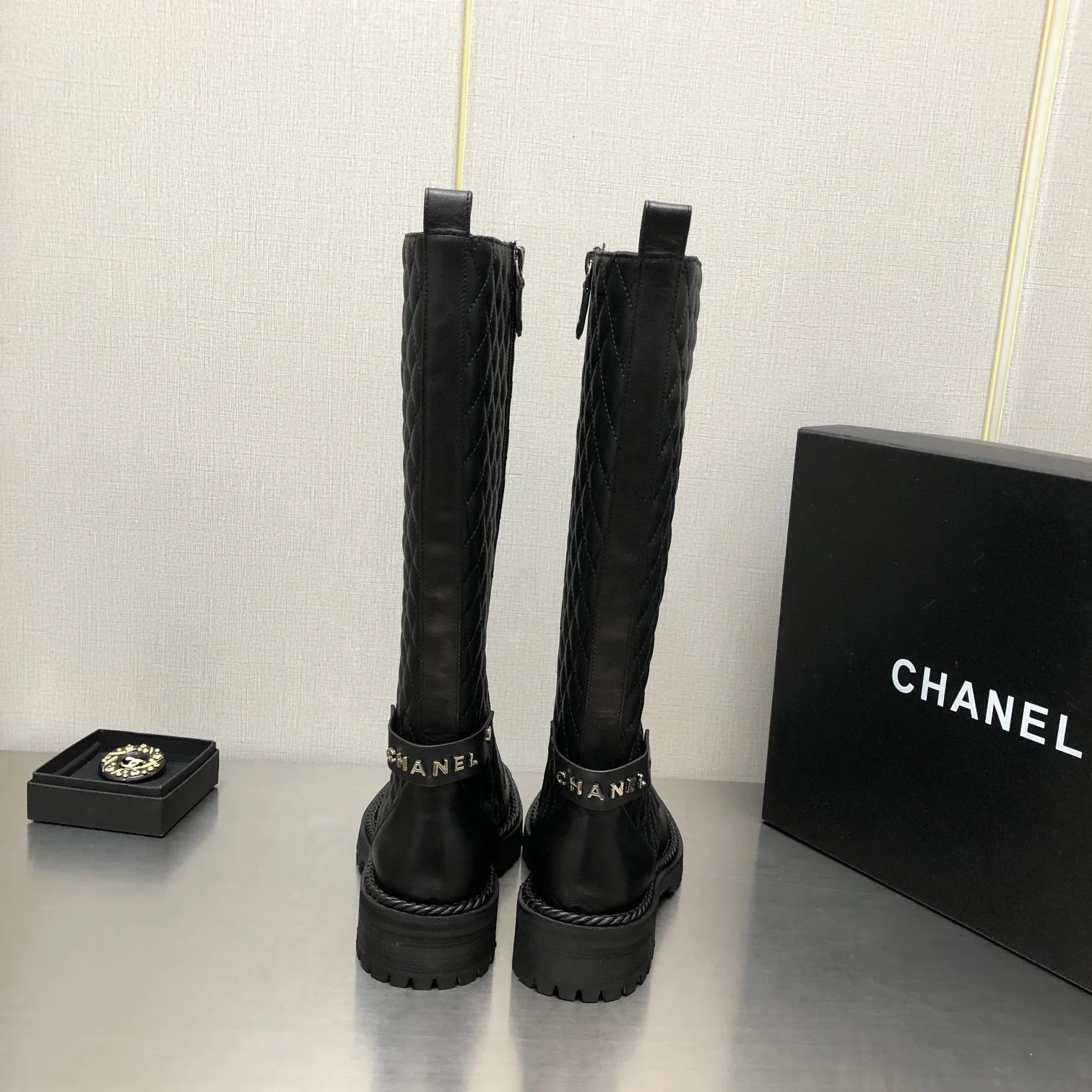 Chanel - Стеганые ботинки на шнуровке с металлическим логотипом сзади