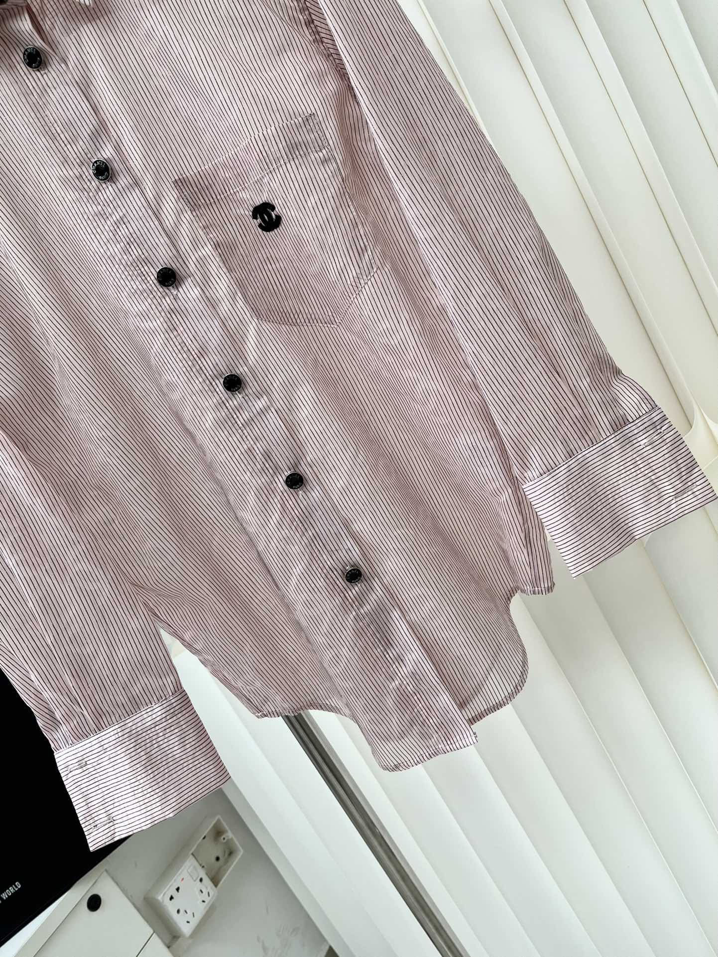 Chanel 2403 - Рубашка с двойным С-образным воротником и тонким узором - Розовая