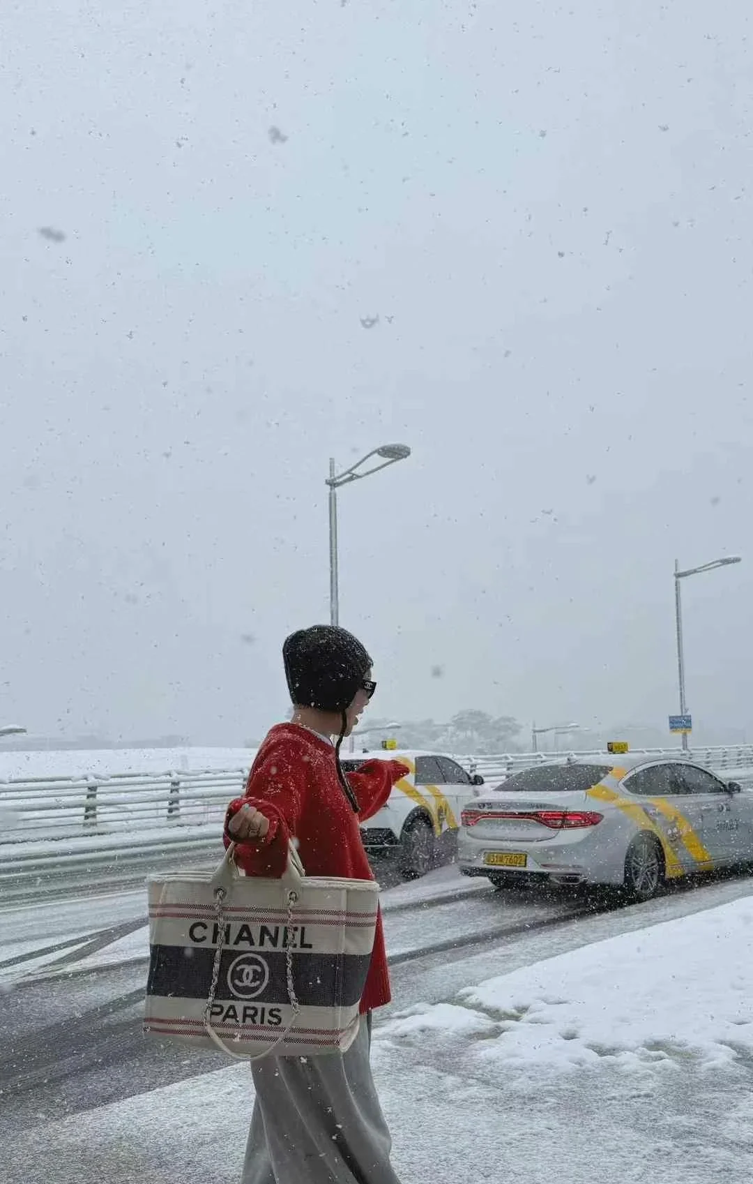 Пляжная сумка Chanel 25c, косметичка, красно-синяя.