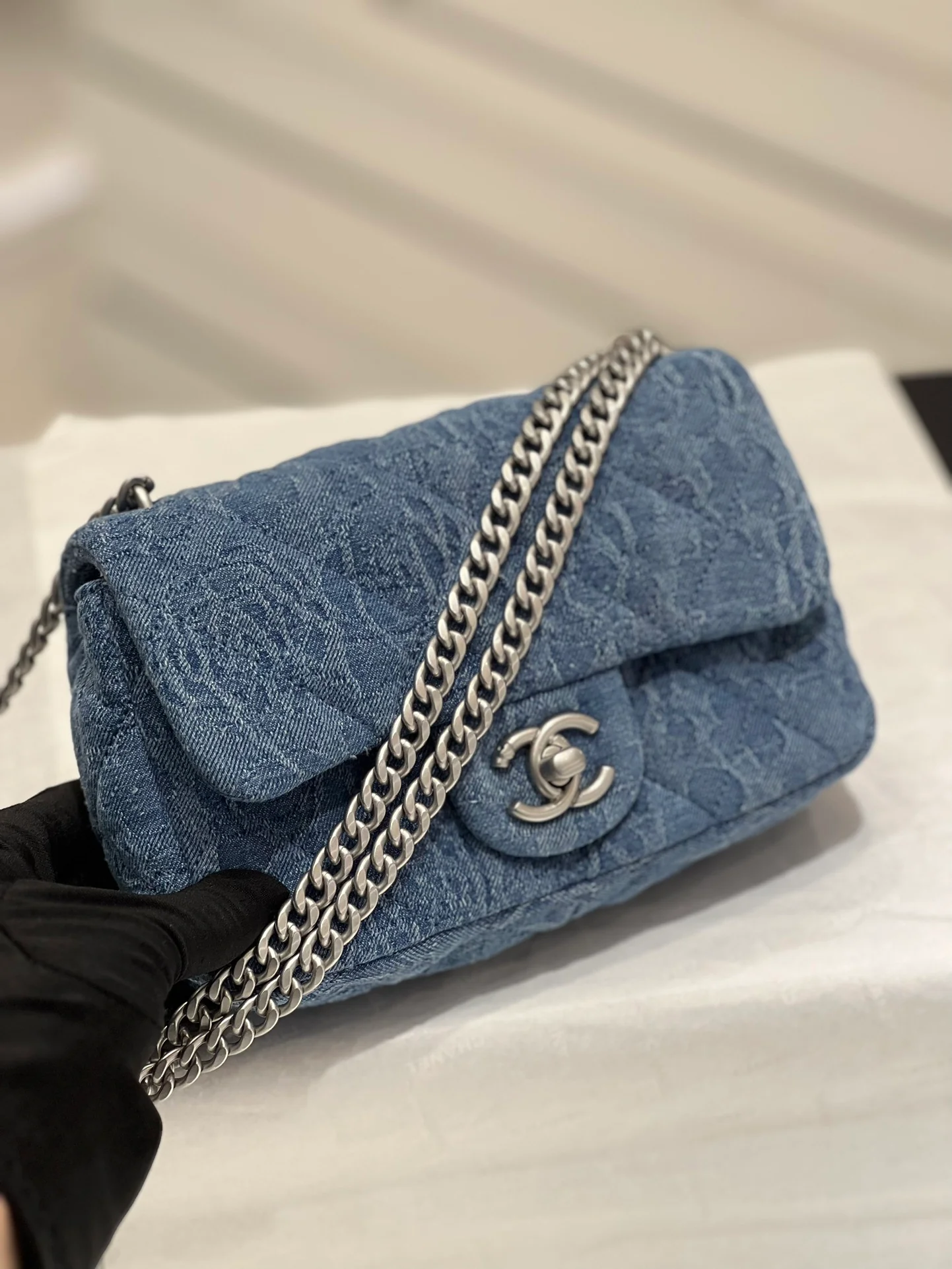 Коллекция Chanel Весна/Лето 2023 - Пряжка в виде сердца с камелией из денима - Квадратная - Светло-голубая серебристая пряжка - 19 см