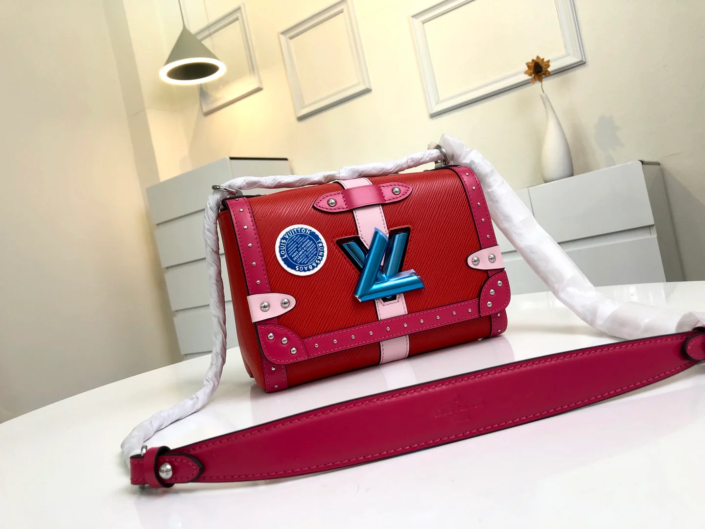 m43629-LV-twist-denim-chain bag-red