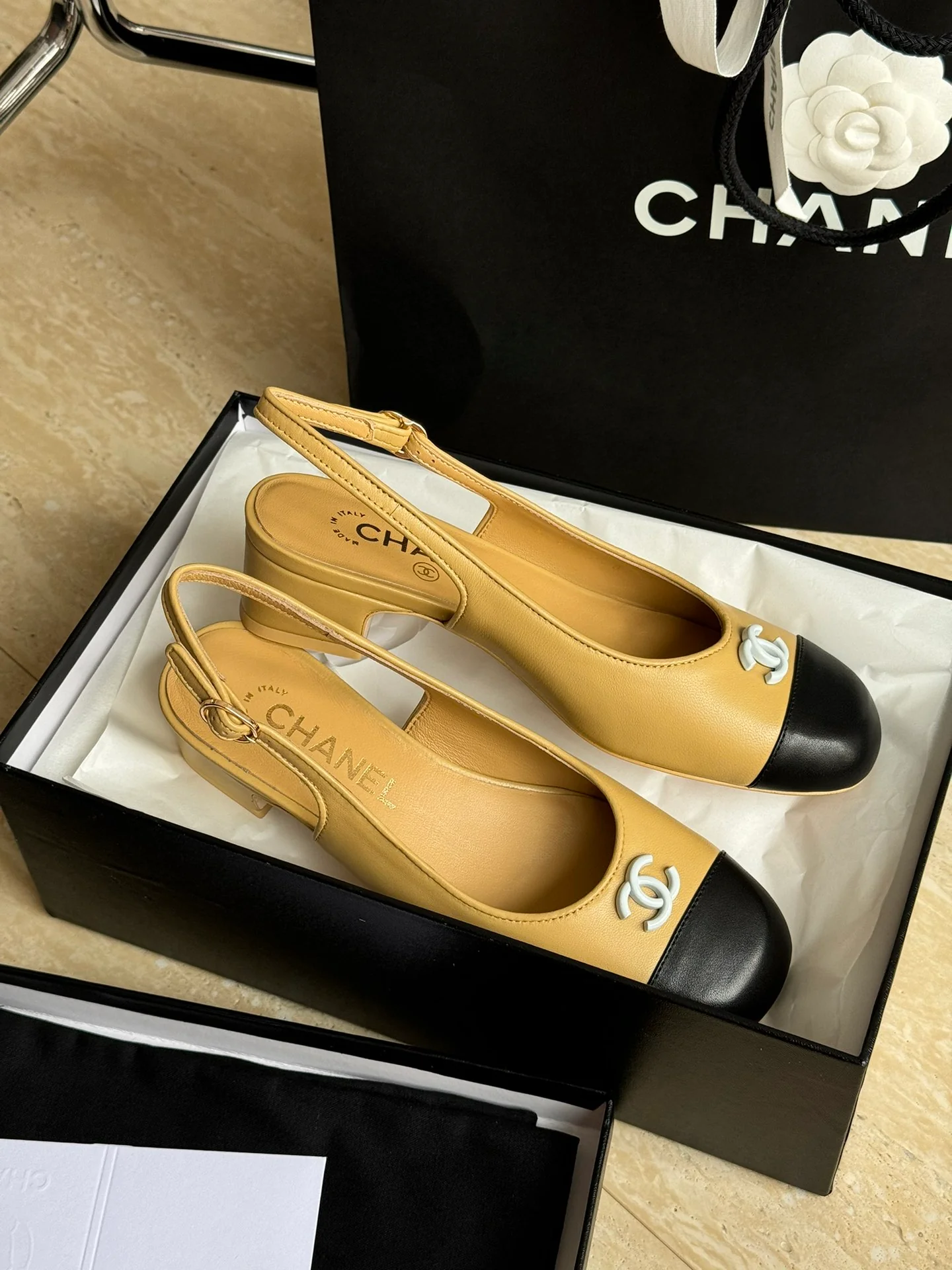 热销款 Chanel-2024新款 小方头双C牛皮低跟凉鞋 卡其色