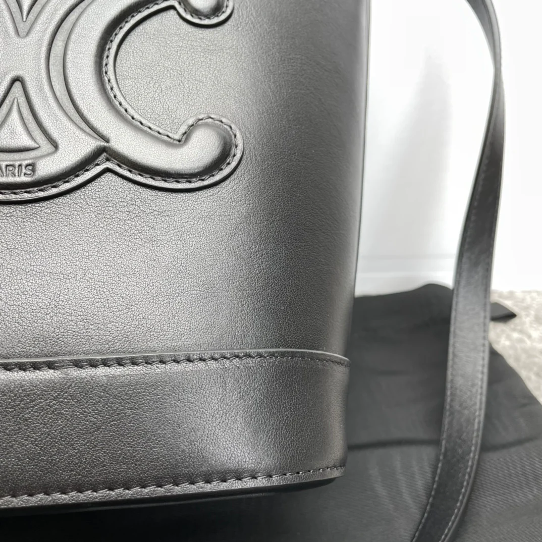 Маленькая сумка-ведро из гладкой телячьей кожи Celine-cuir-triomphe