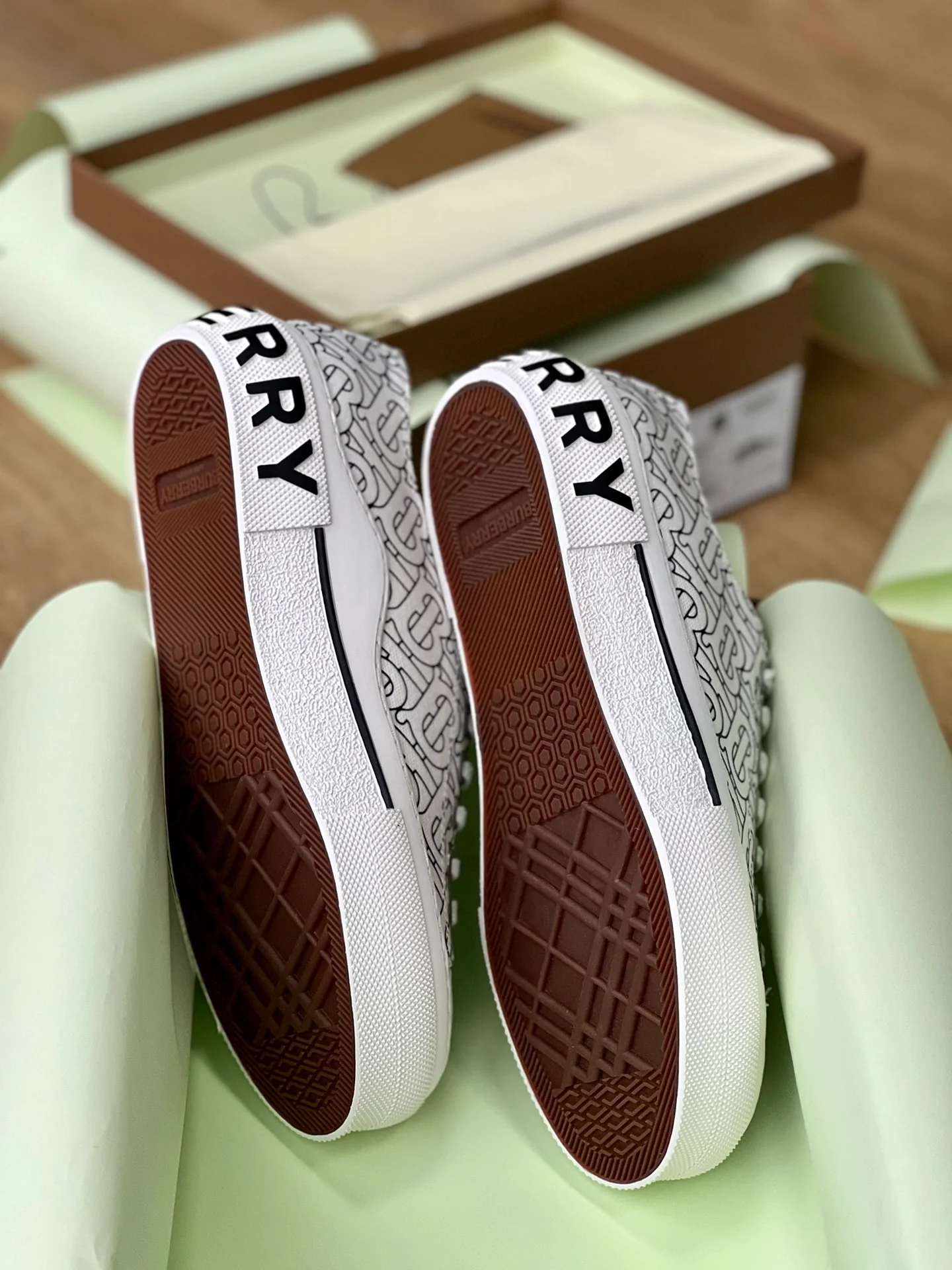 Burberry - Повседневные кроссовки - Парный стиль - Белые (доступны на Taobao)