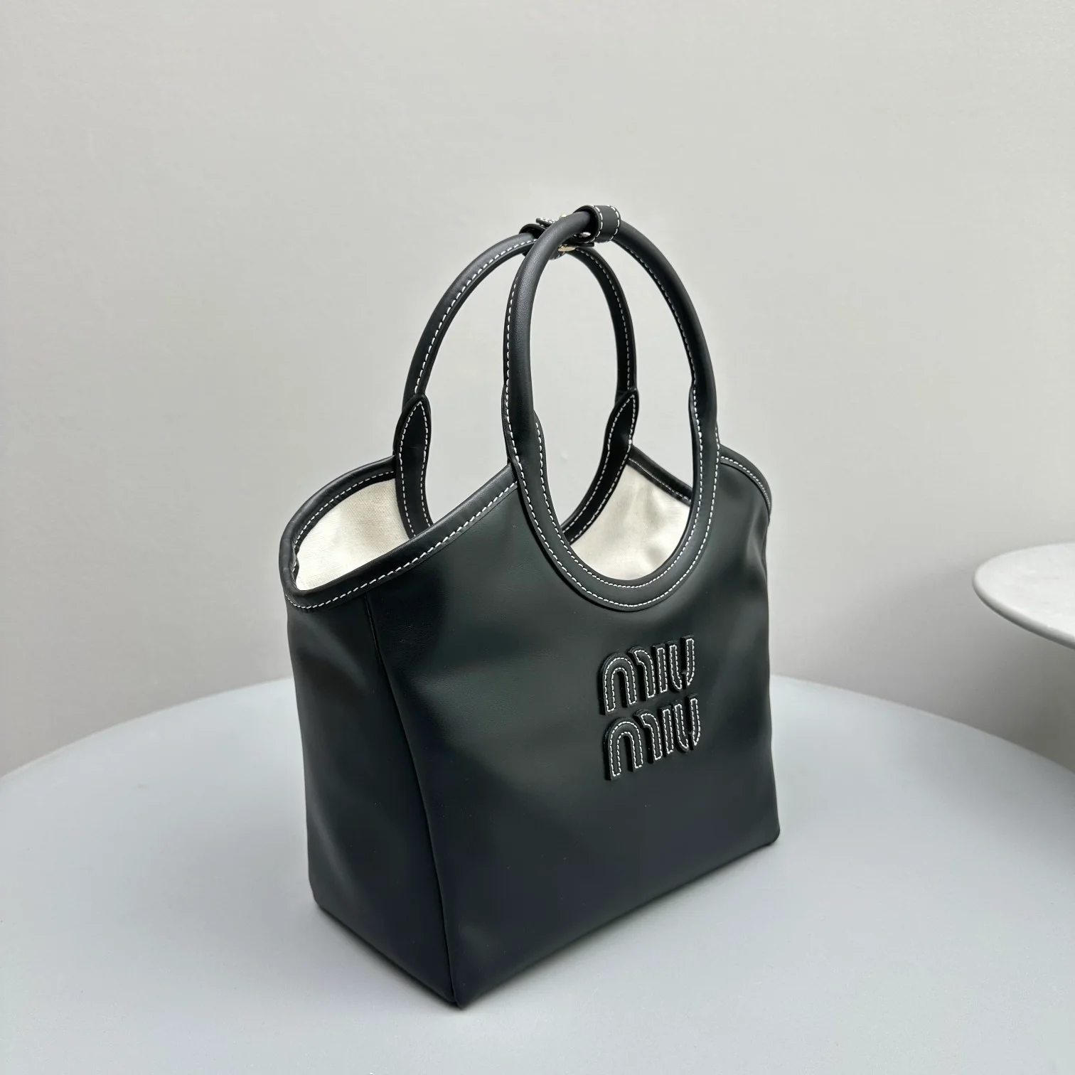 Сумка-тоут Miu Miu Ivy - маленькая, черная.