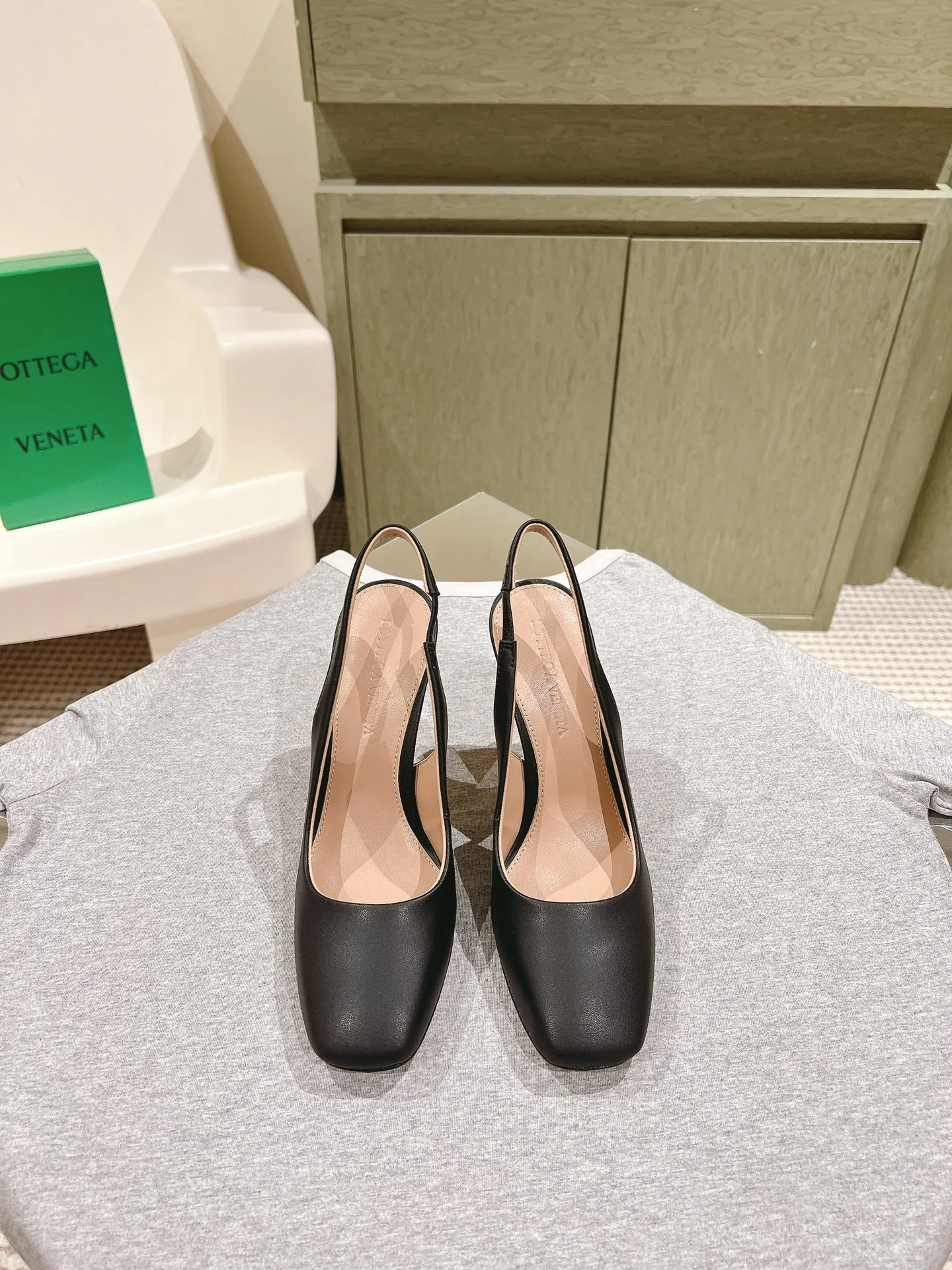 Туфли на высоком каблуке BV-2024 с металлизированным узором 