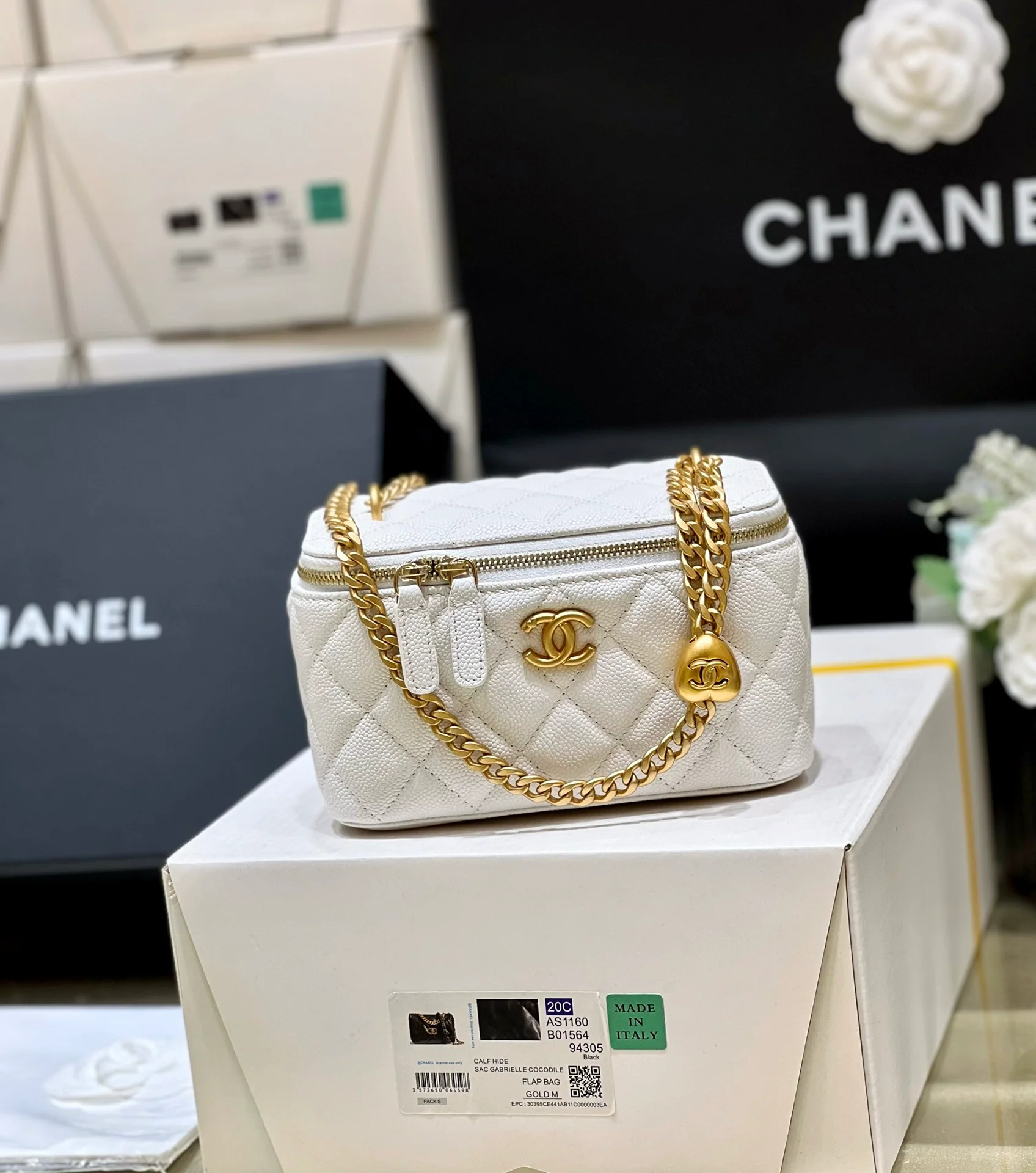 Новинка сезона весна/лето 2023 от Chanel - Длинная цепочка в форме шара - Белая