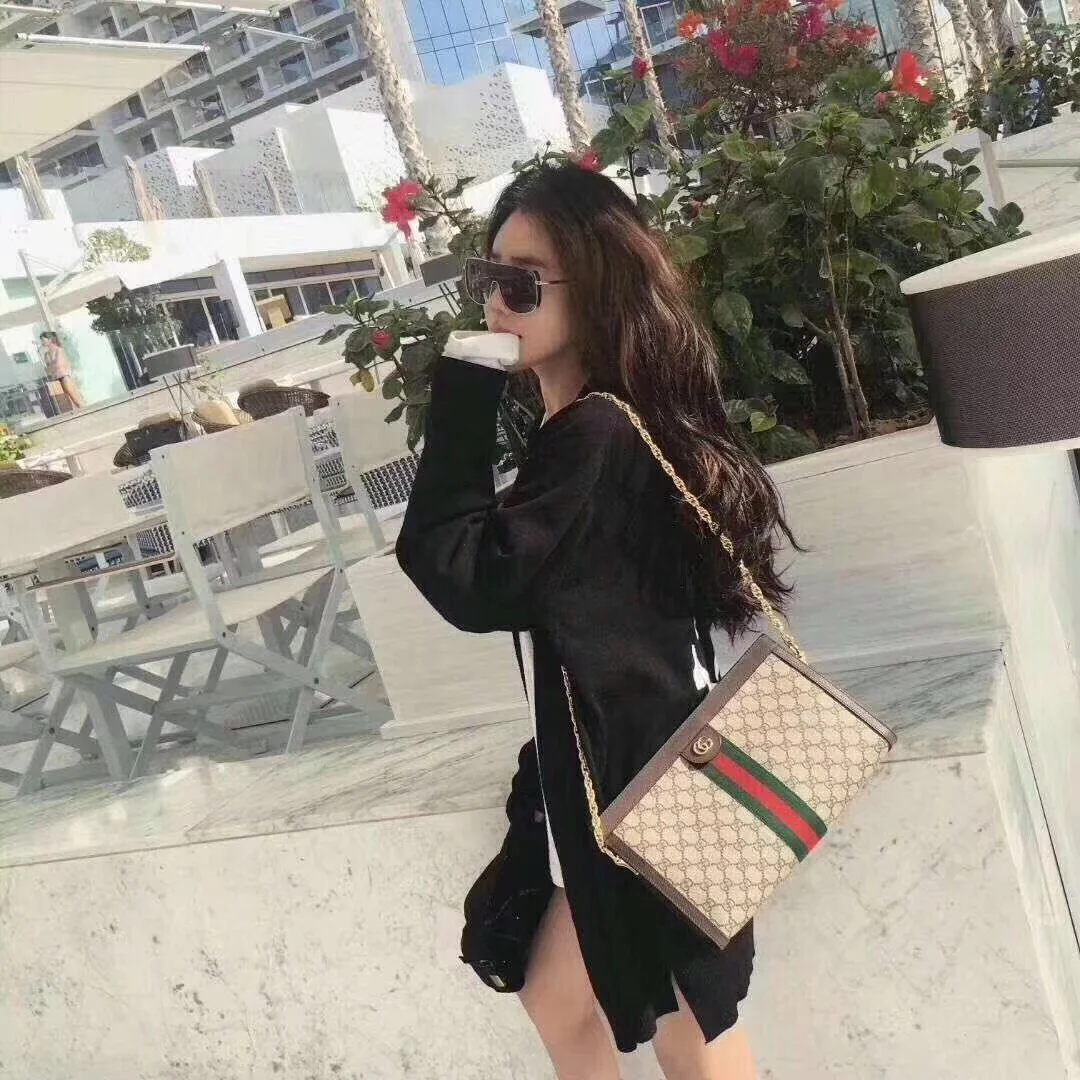 Классическая сумка Gucci на цепочке — как она выглядит на руке.