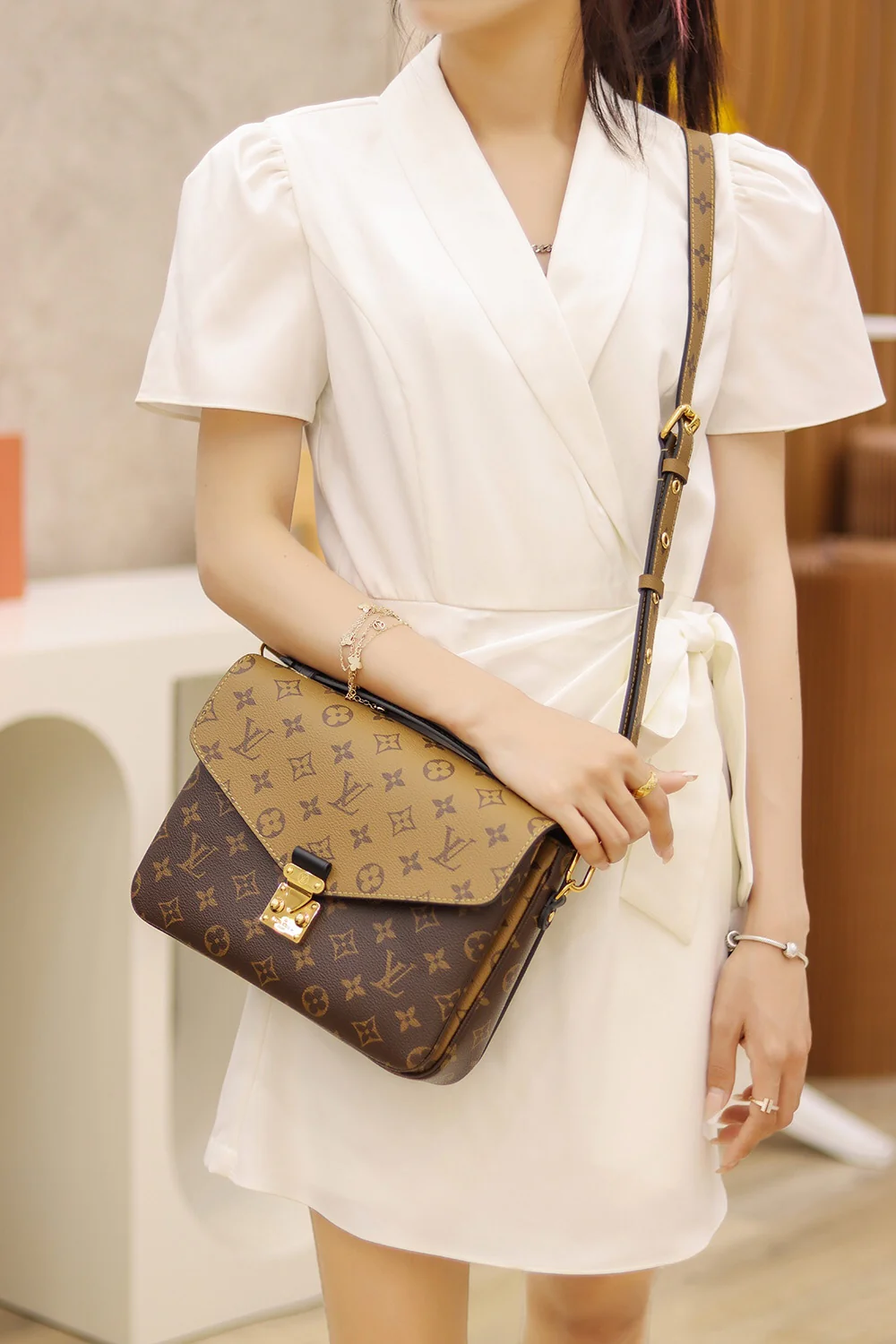 m44876-LV-Классическая сумка-мессенджер с контрастным монограммным принтом