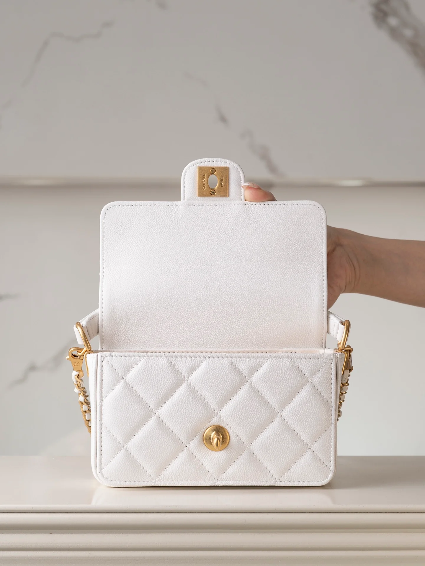Мини-сумочка Chanel с ручкой и клапаном, белая.