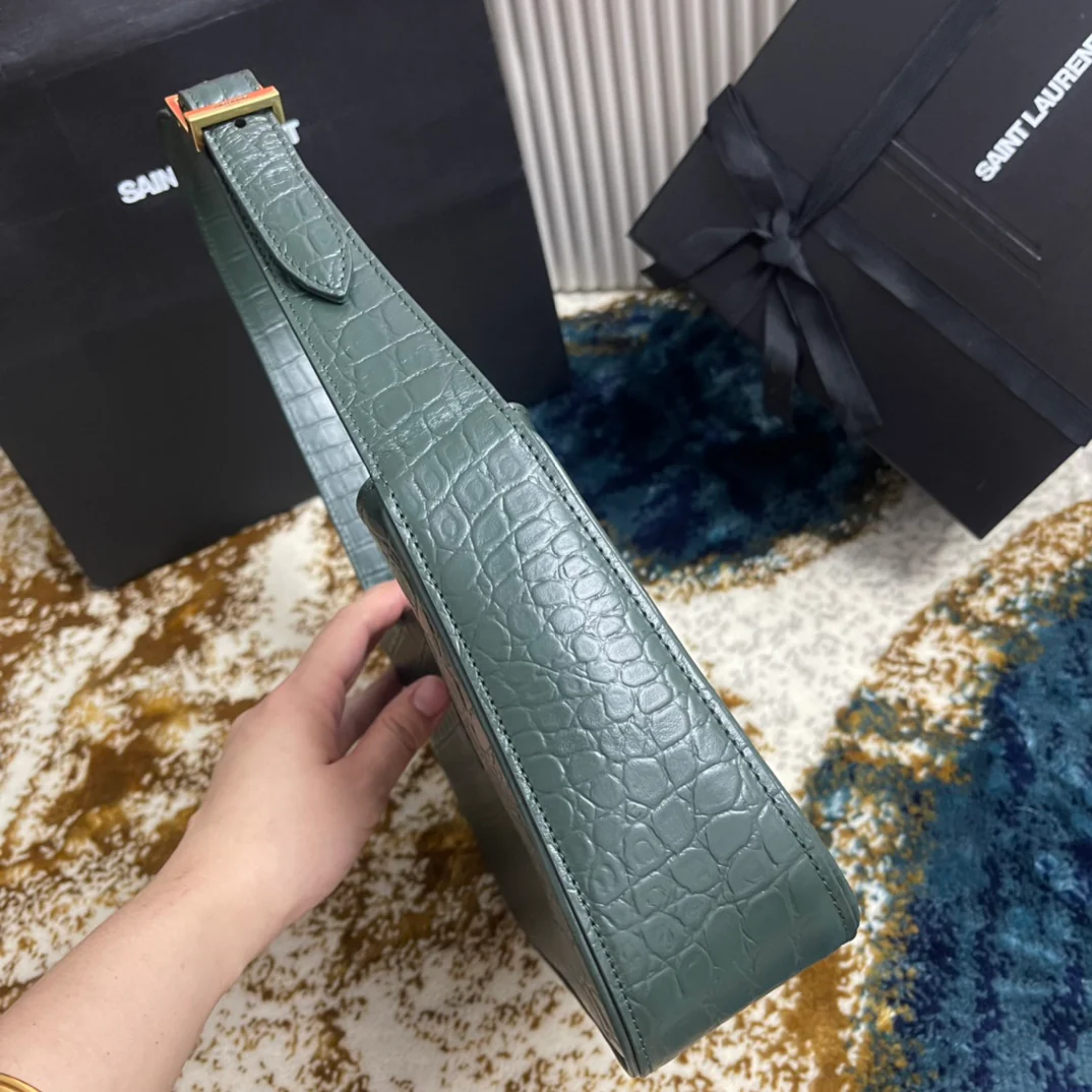 Сумка-седло YSL - зеленая с тиснением под крокодиловую кожу и золотой пряжкой.