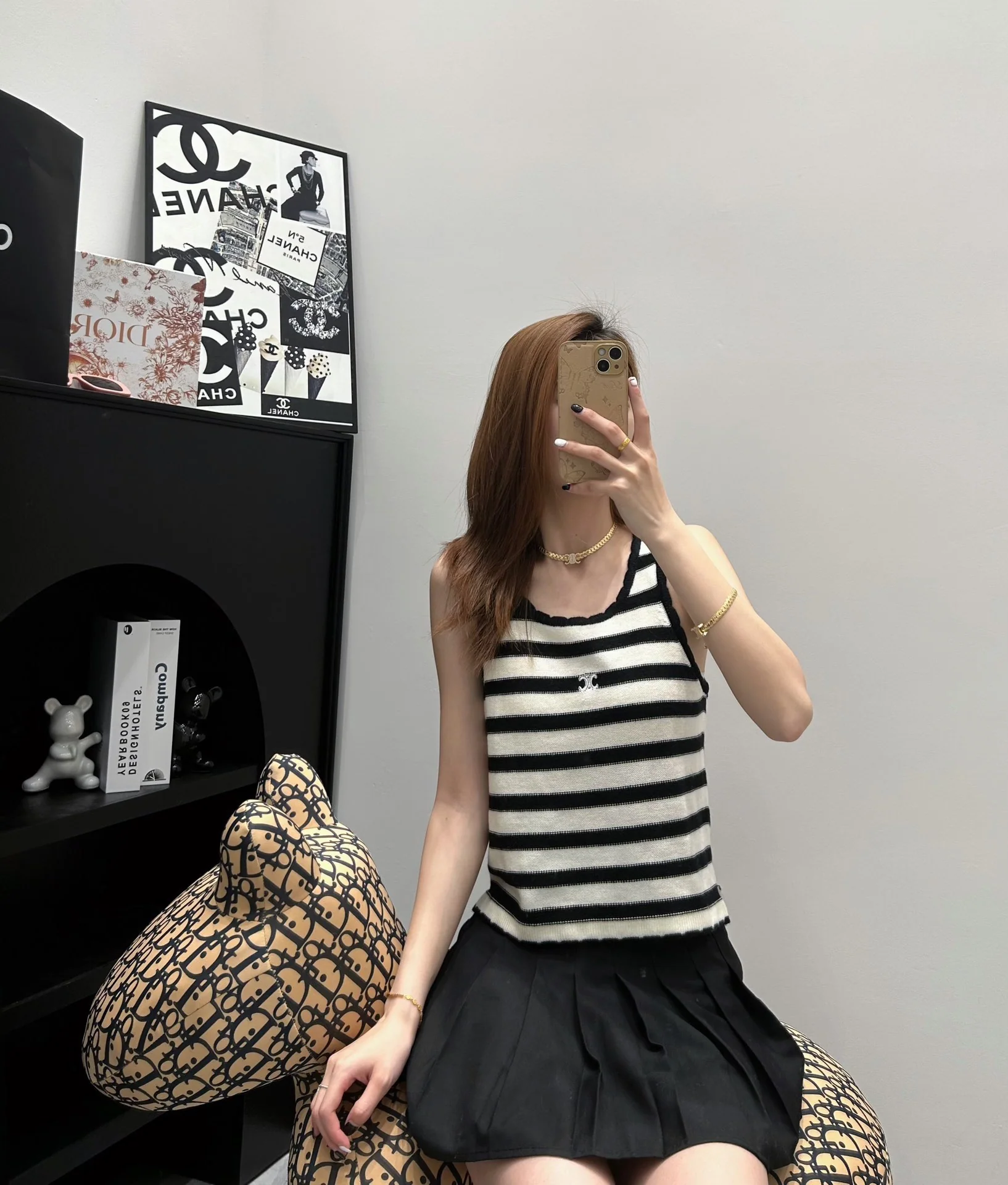 Вязаный жилет Celine-2404 с кружевной отделкой и полосатым рисунком в стиле колор-блок.