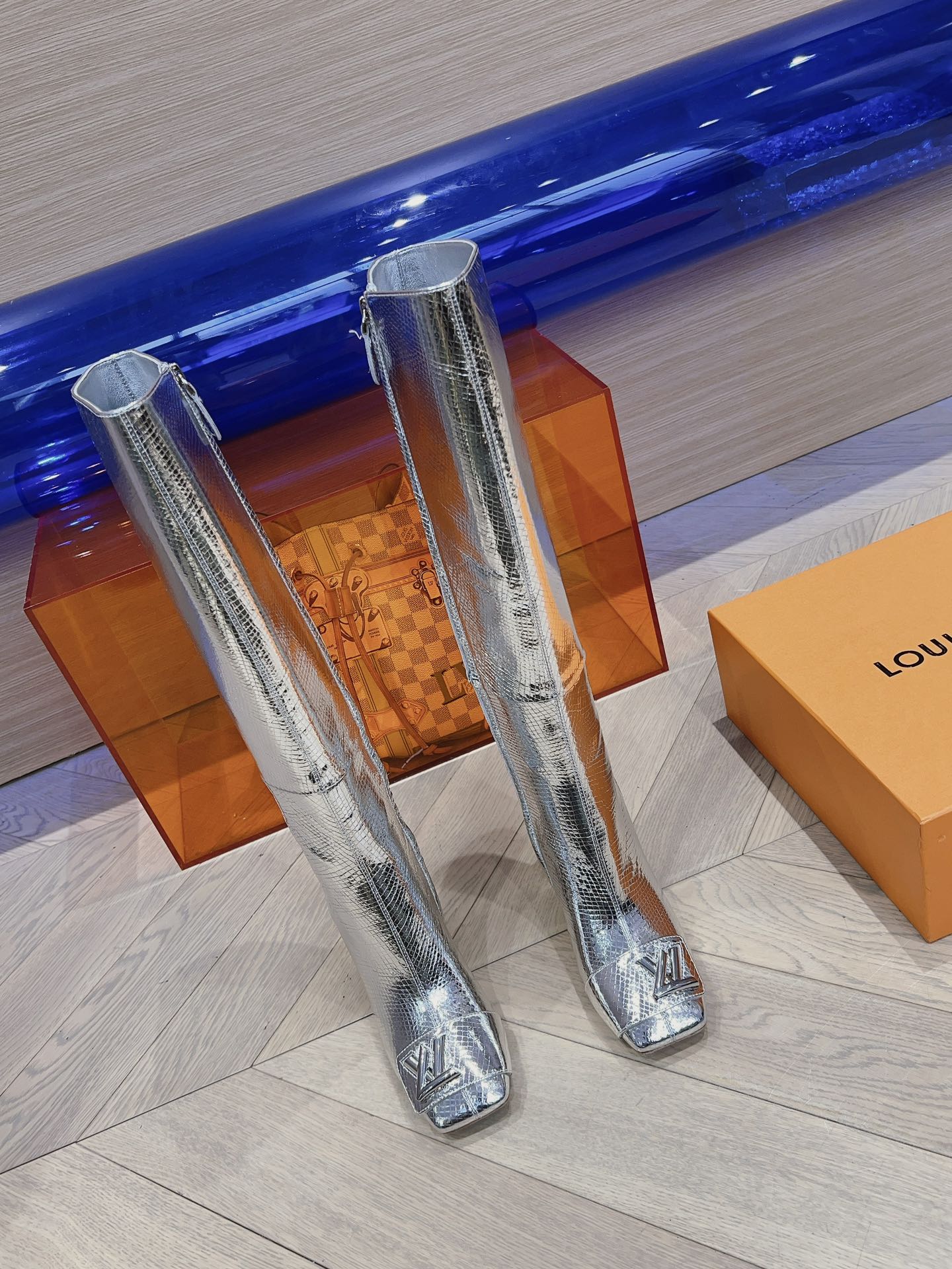 Новинки из бутика LV осень/зима 2023 — Ботинки с подиума — Массивные ботинки на высоком каблуке — Серебристые