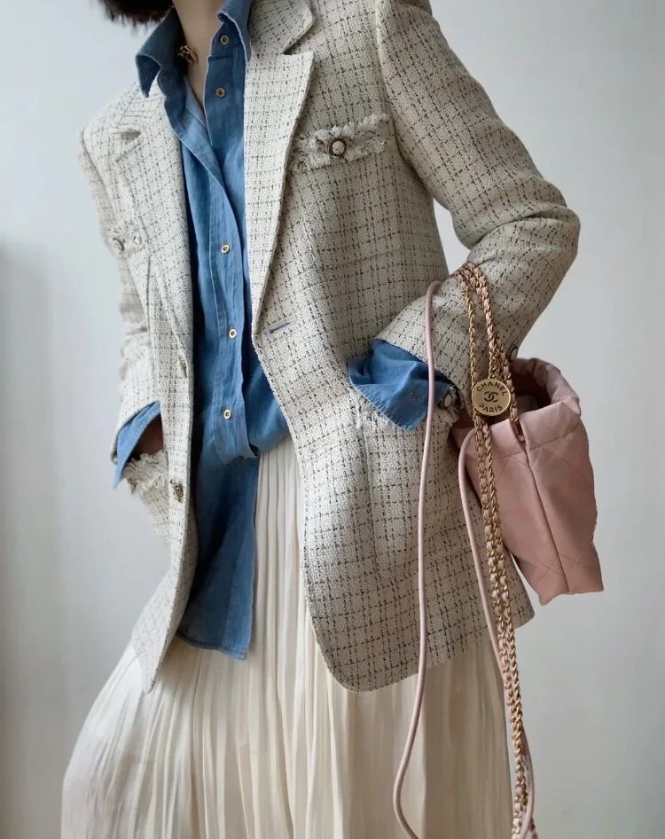 Новинка сезона весна/лето 2023 от Chanel - сумка 22 - мини - розовый - фото в действии.