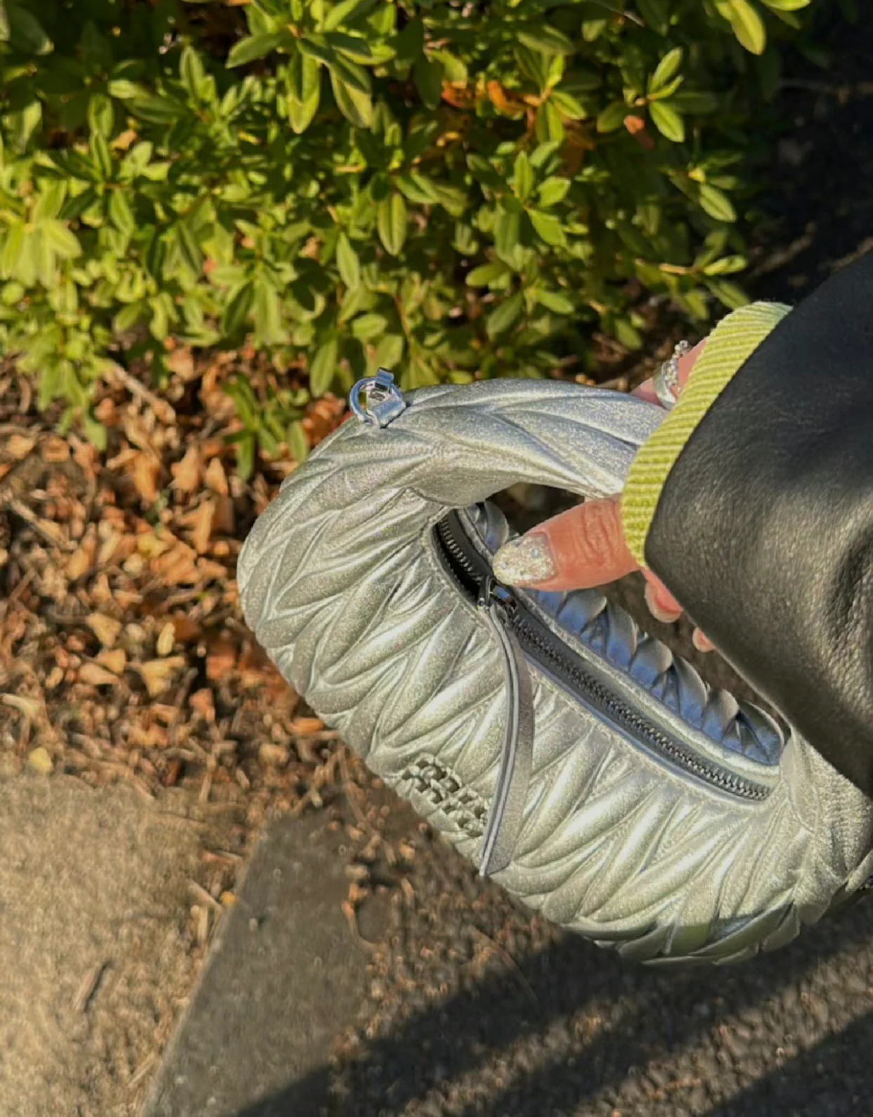 Сумка Miu Miu Wander — маленькая, из овечьей кожи — серебристая — Носите и делитесь