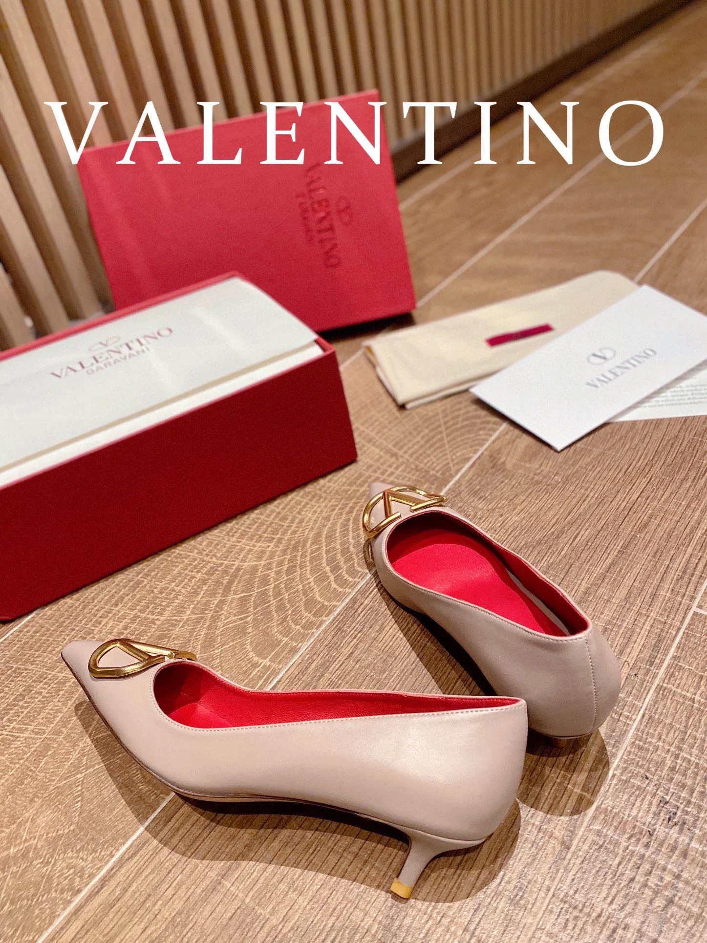 Туфли на высоком каблуке Valentino с V-образной бронзовой пряжкой - розовые