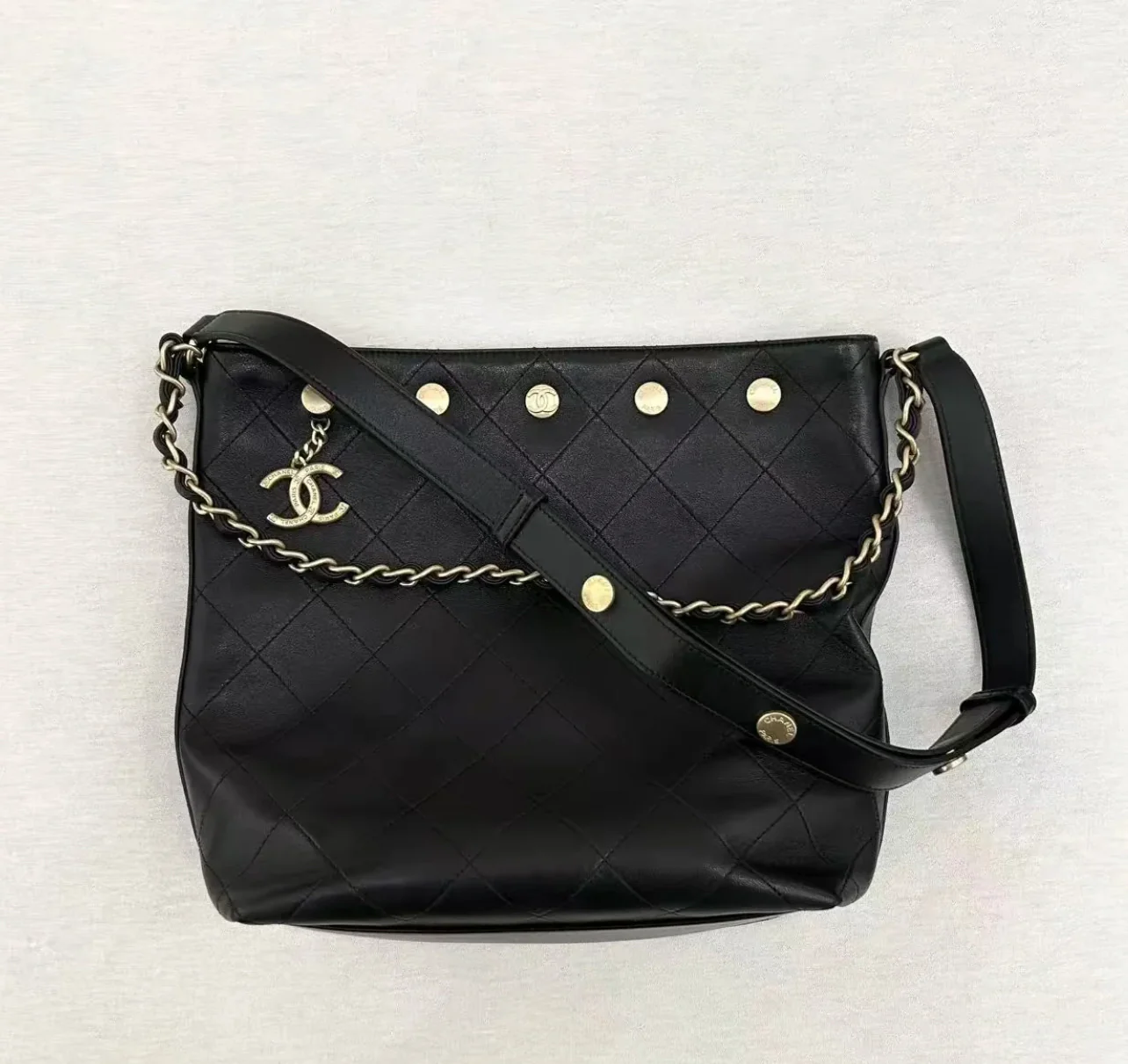 Сумка Chanel в стиле хиппи с золотой монетой 25 пенсов — черно-золотая.