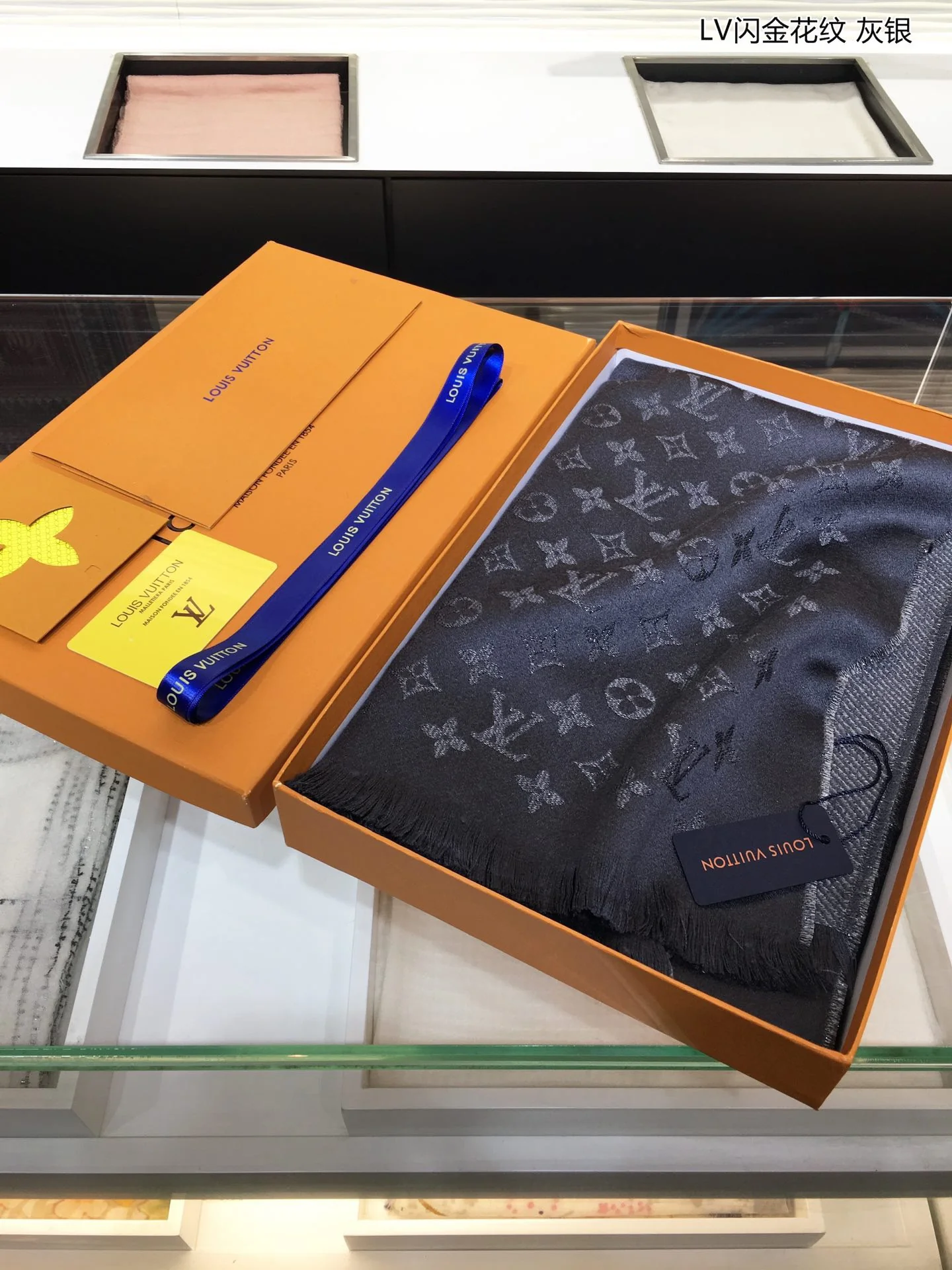 Кашемировый шарф Louis Vuitton с золотистым мерцающим узором — серый и серебристый.