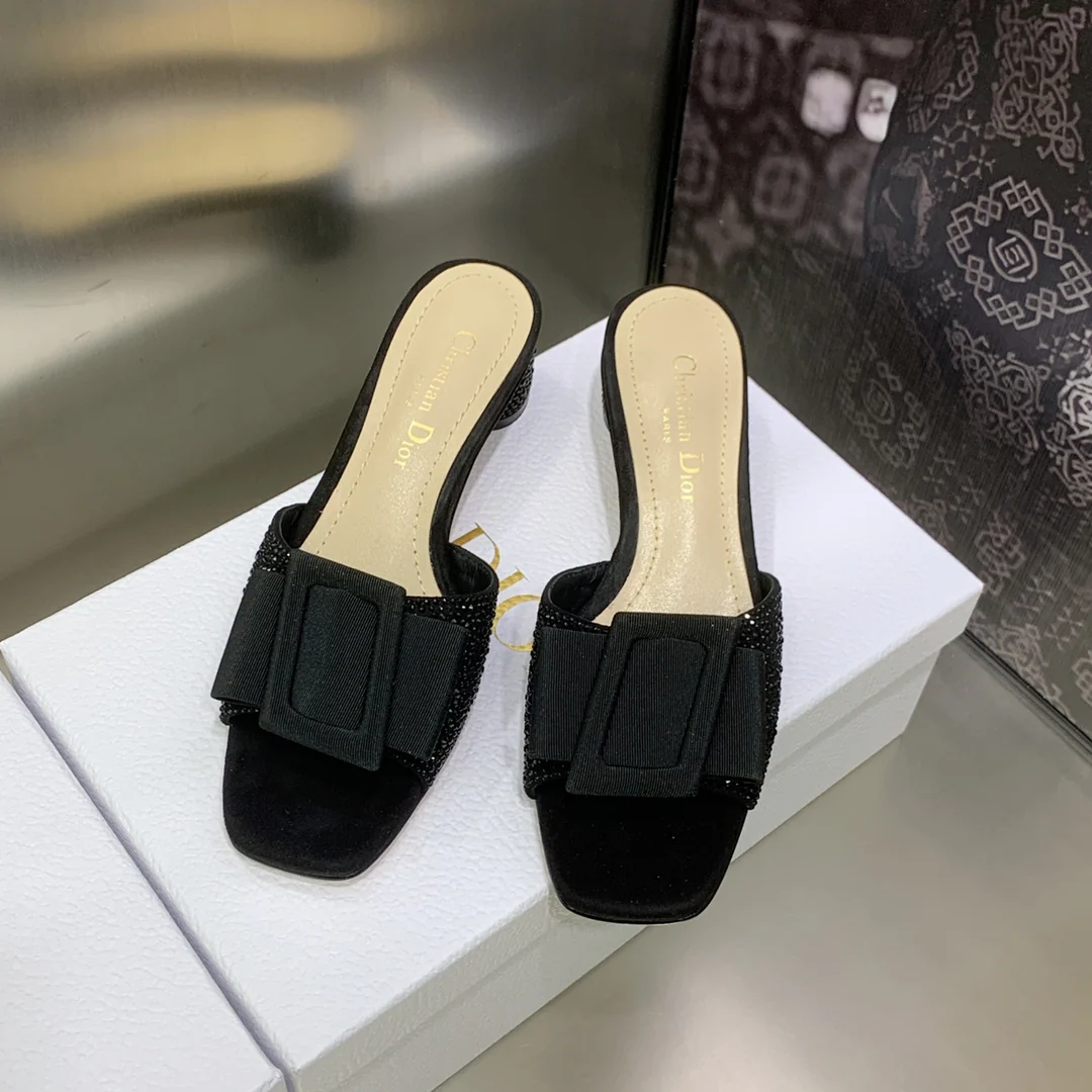 Новинка сезона весна/лето 2023 от Dior - туфли на низком каблуке в стиле ретро 