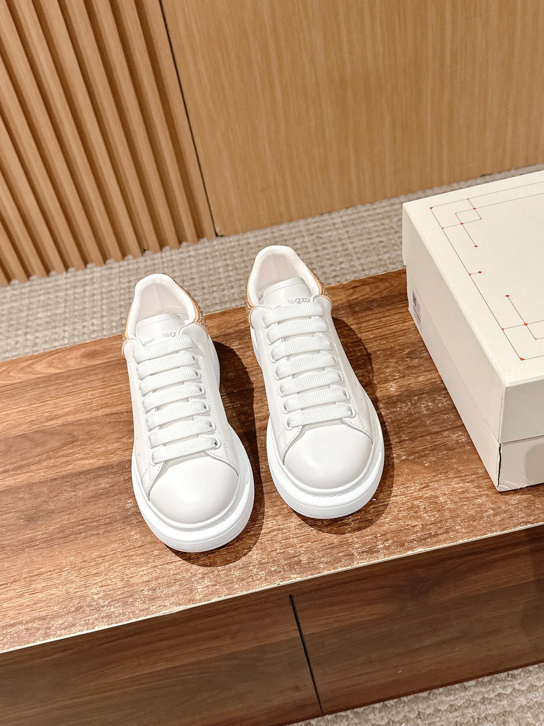 Белые кроссовки McQueen - новая расцветка - каблук с бриллиантовой отделкой