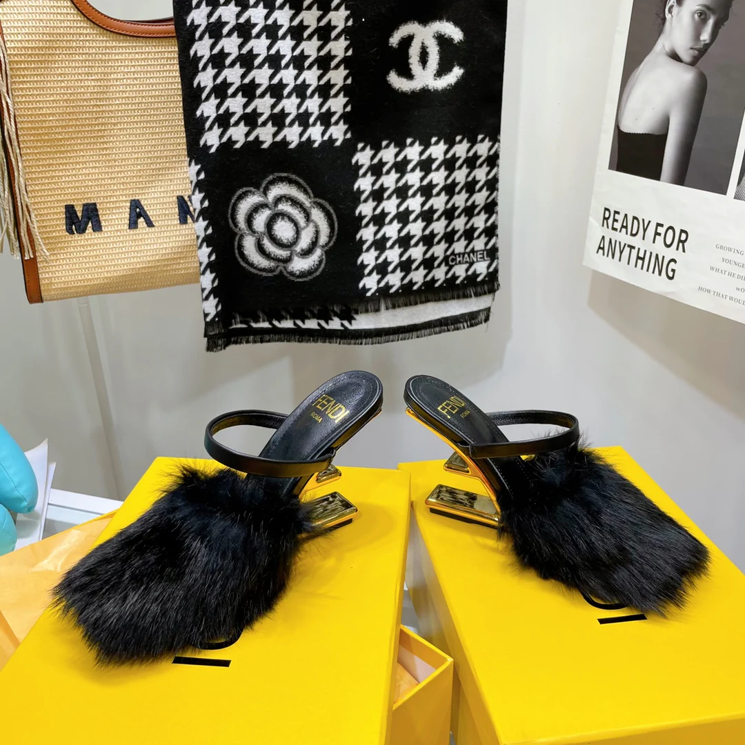Fendi - Меховые тапочки на высоком каблуке