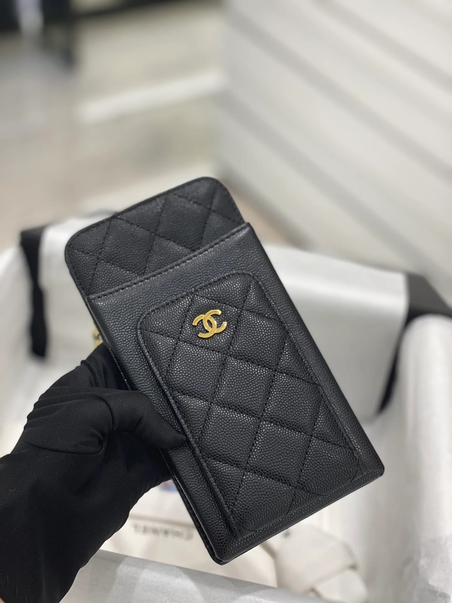 Chanel - Сумка для телефона из зернистой кожи - Черная с золотой фурнитурой