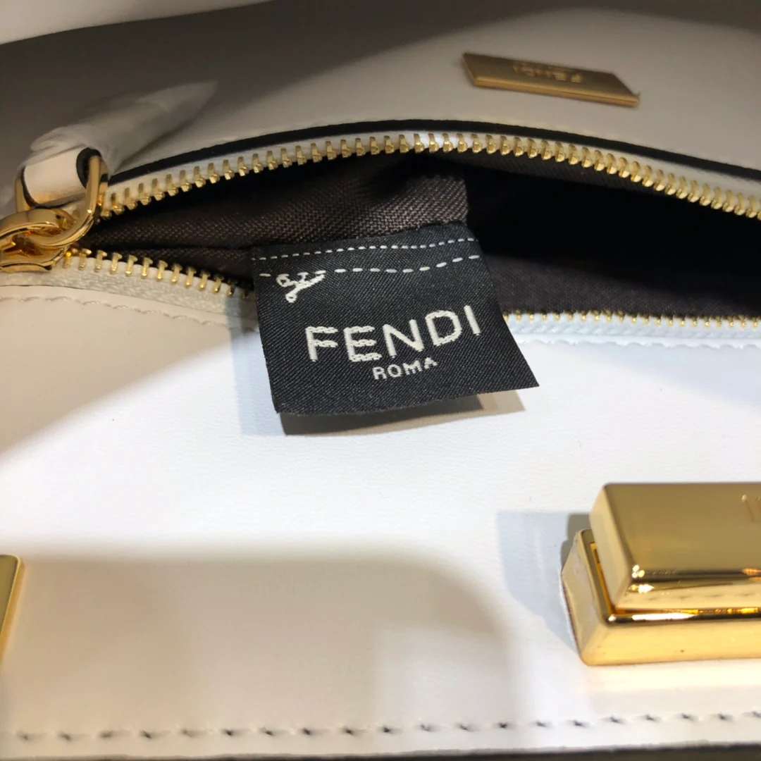 Маленькая кожаная сумка Fendi Peekaboo в синюю клетку