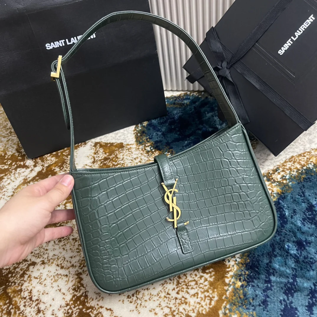 Сумка-седло YSL - зеленая с тиснением под крокодиловую кожу и золотой пряжкой.
