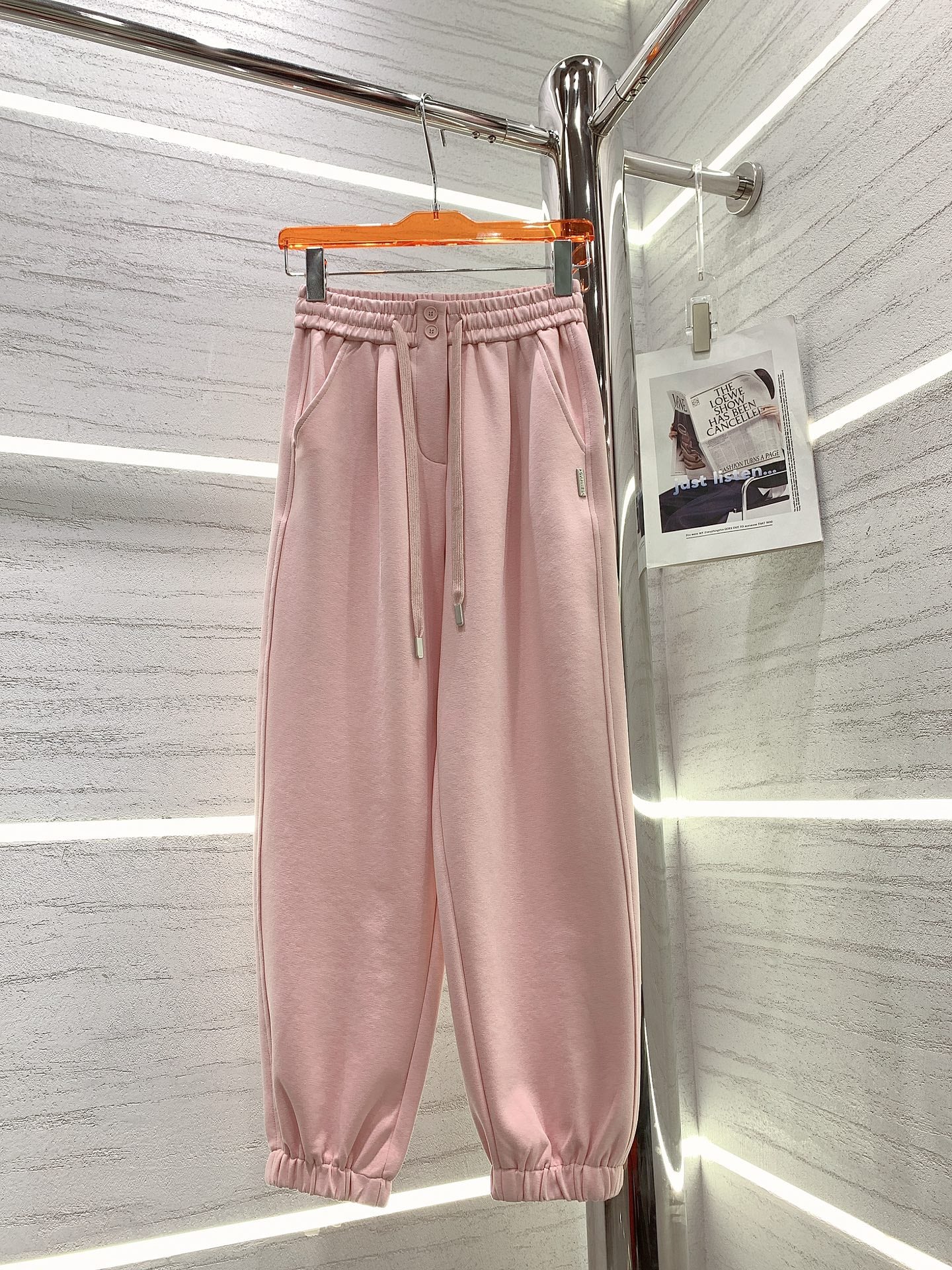 Новые спортивные брюки Chanel 2403 с двойной пуговицей и этикеткой.