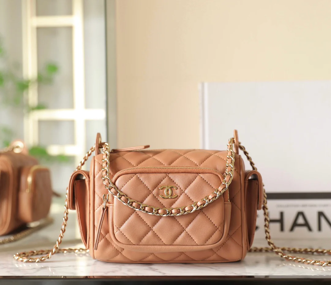 Сумка-фотоаппарат Chanel из 24-каратного золота с двумя карманами, маленькая, карамельного цвета.