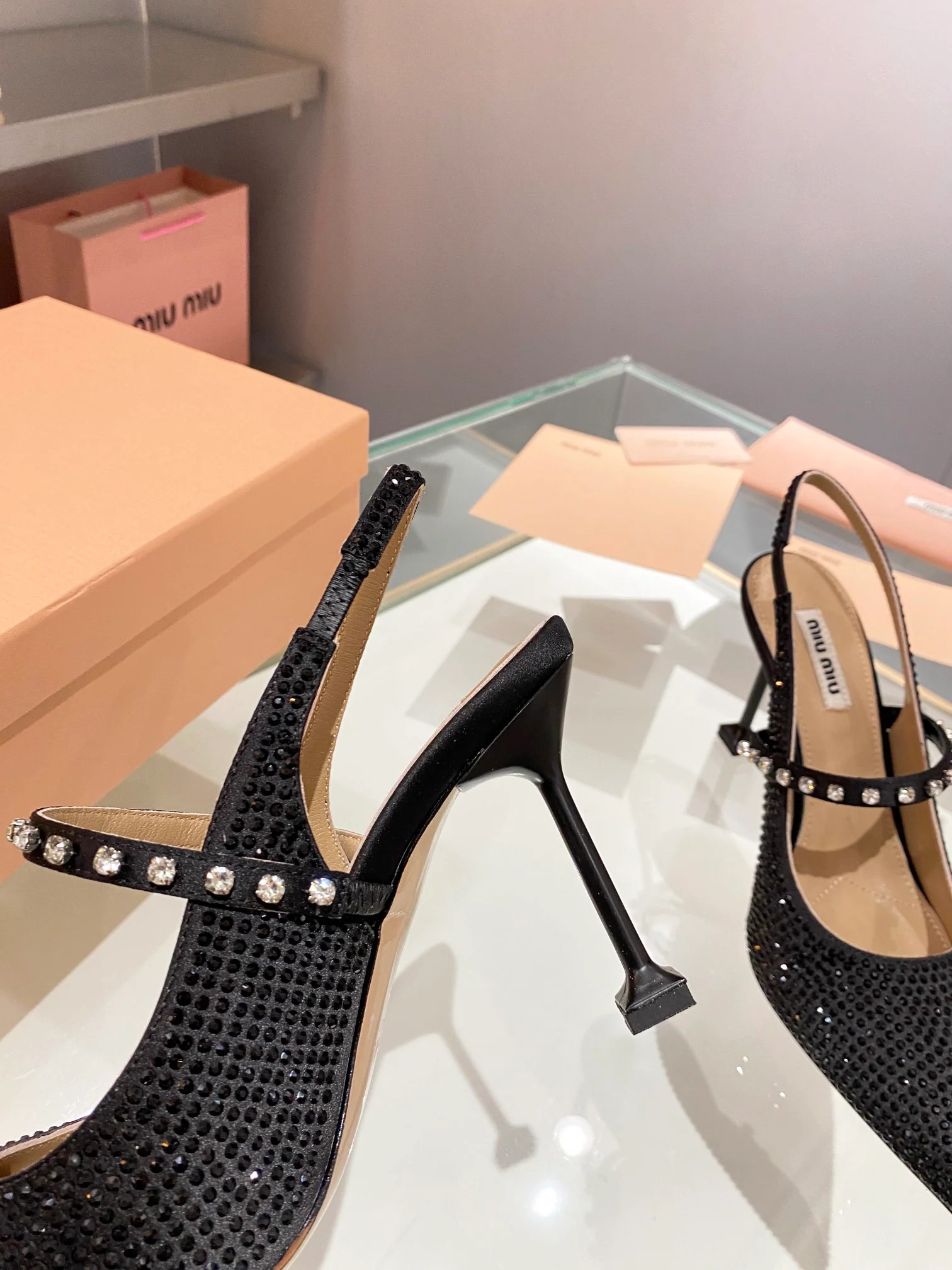 Туфли Miu Miu с острым носком и кристаллами - высота каблука 8-5 см.