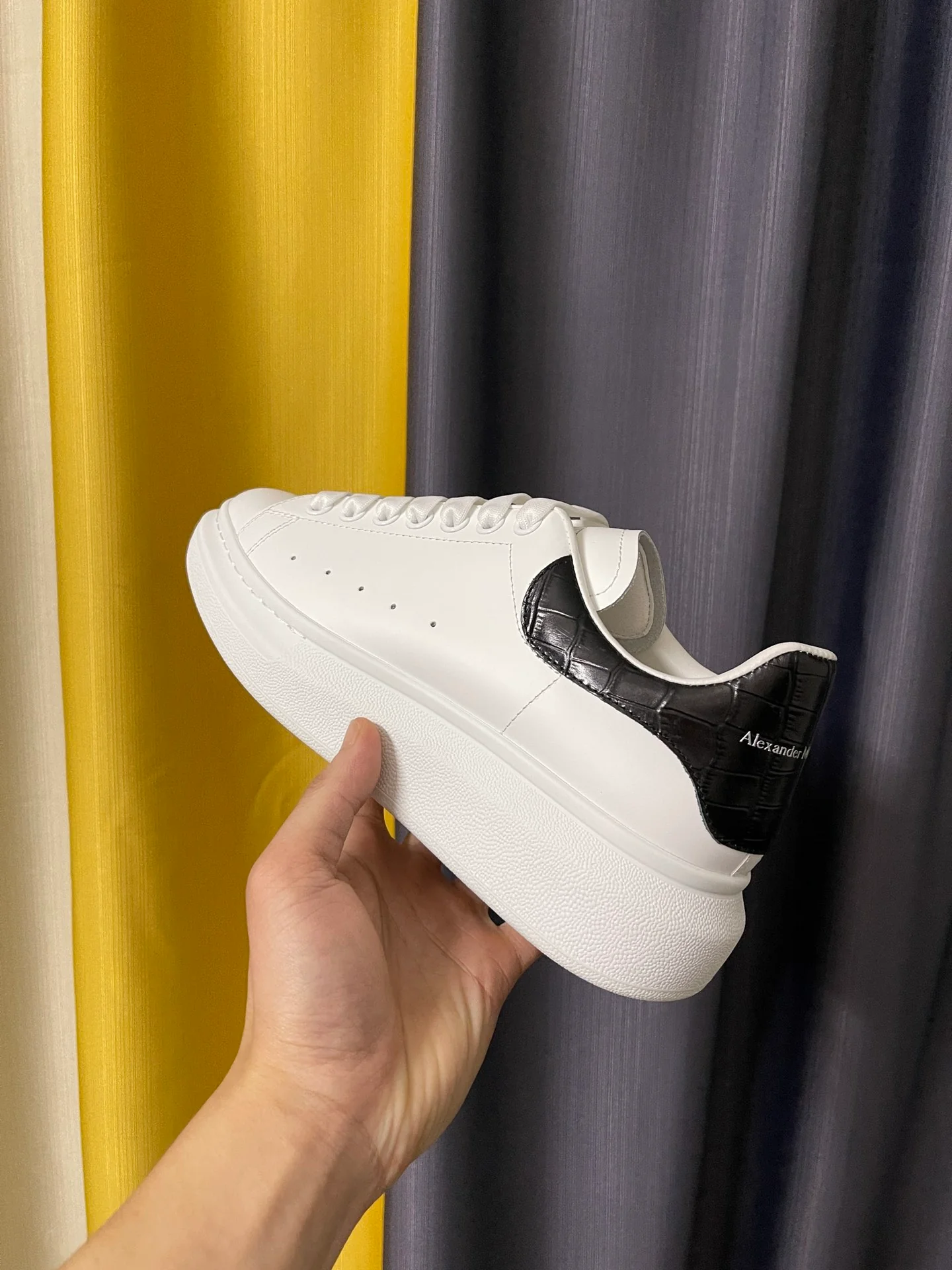 Классические белые кроссовки McQueen - унисекс - с черным вощеным крокодиловым хвостом