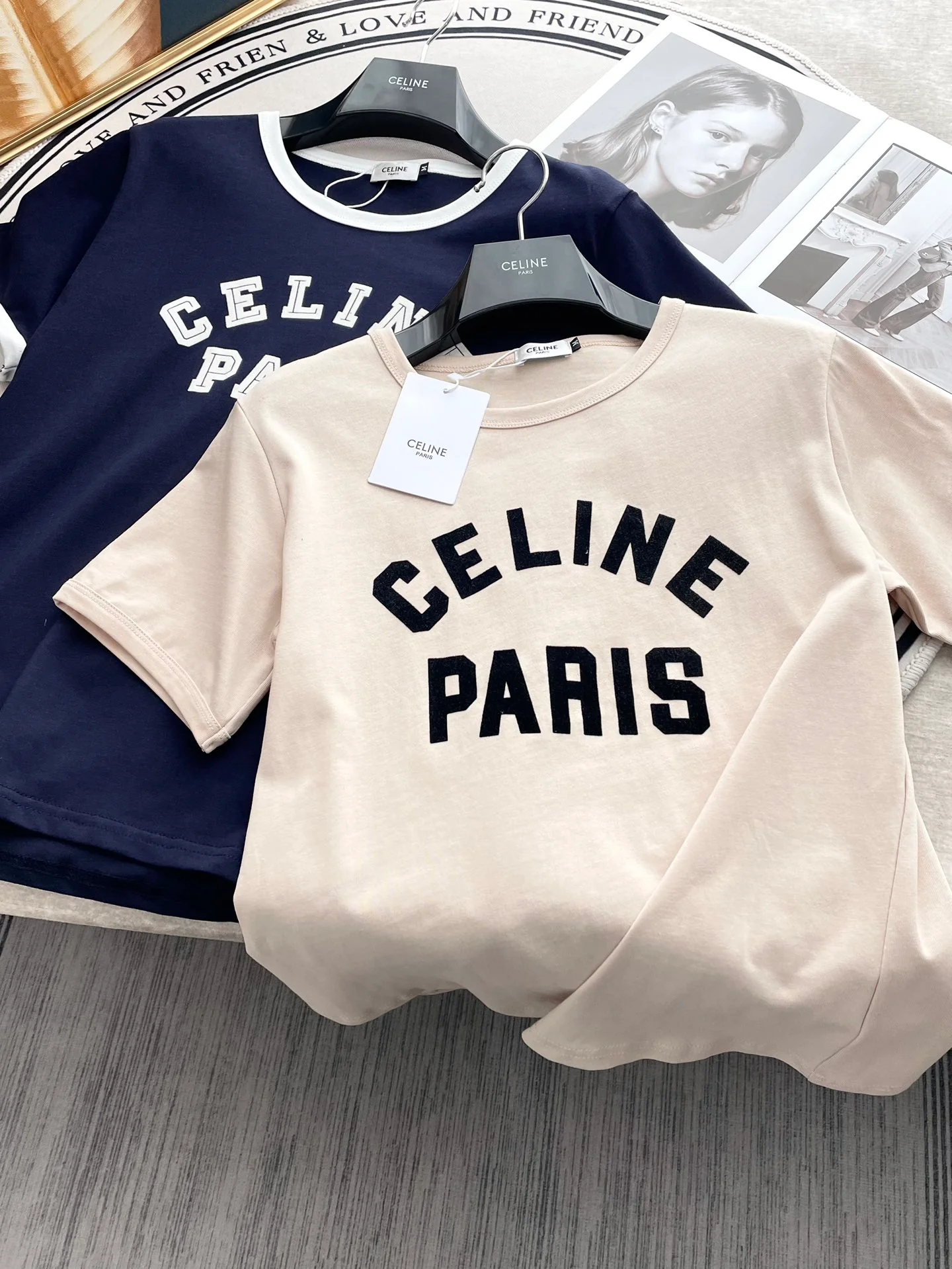 Celine-2404 Хлопковая футболка с коротким рукавом и бархатным покрытием - светло-коричневая