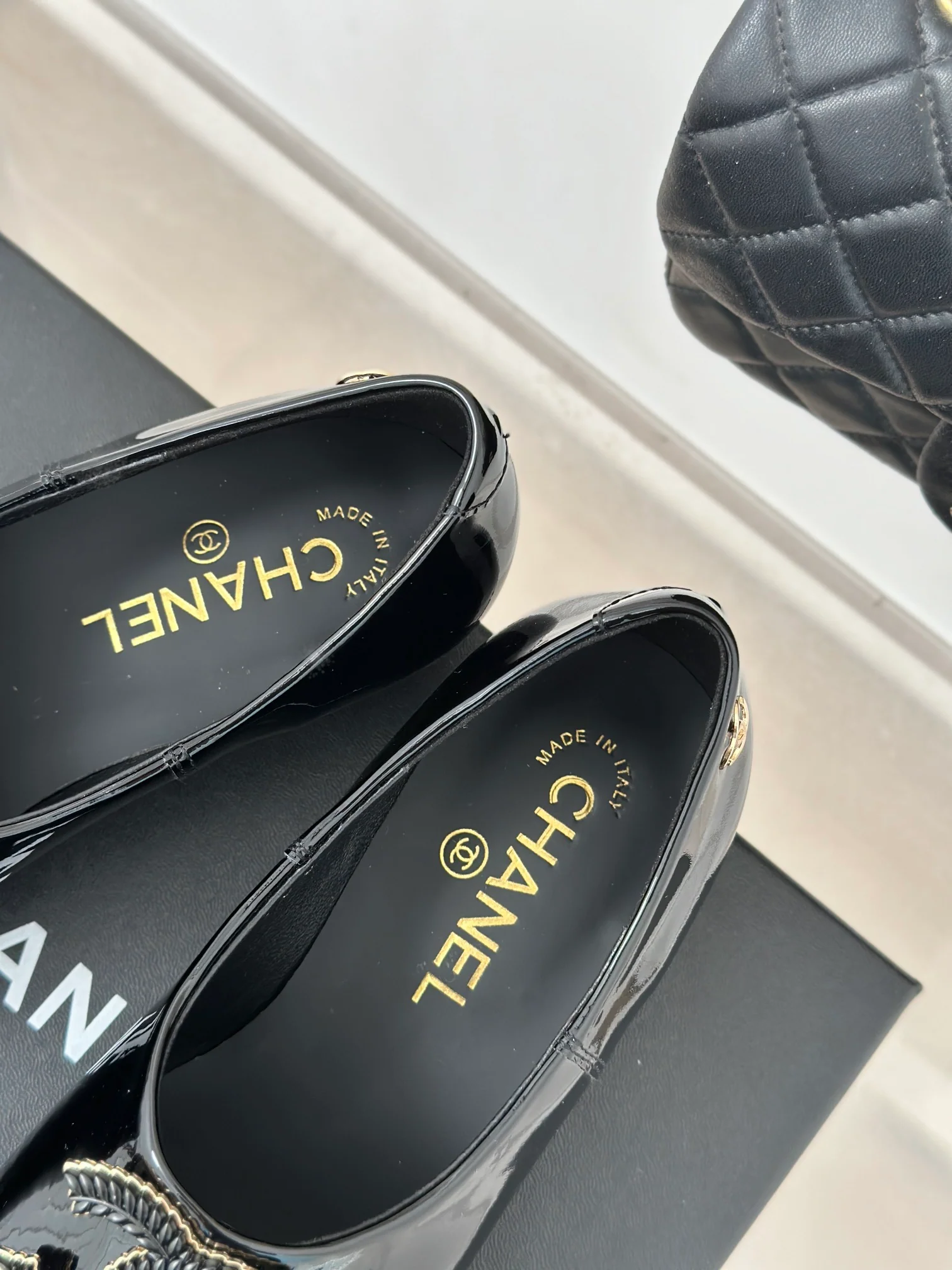 Лоферы Chanel 2025 из лакированной кожи - черные