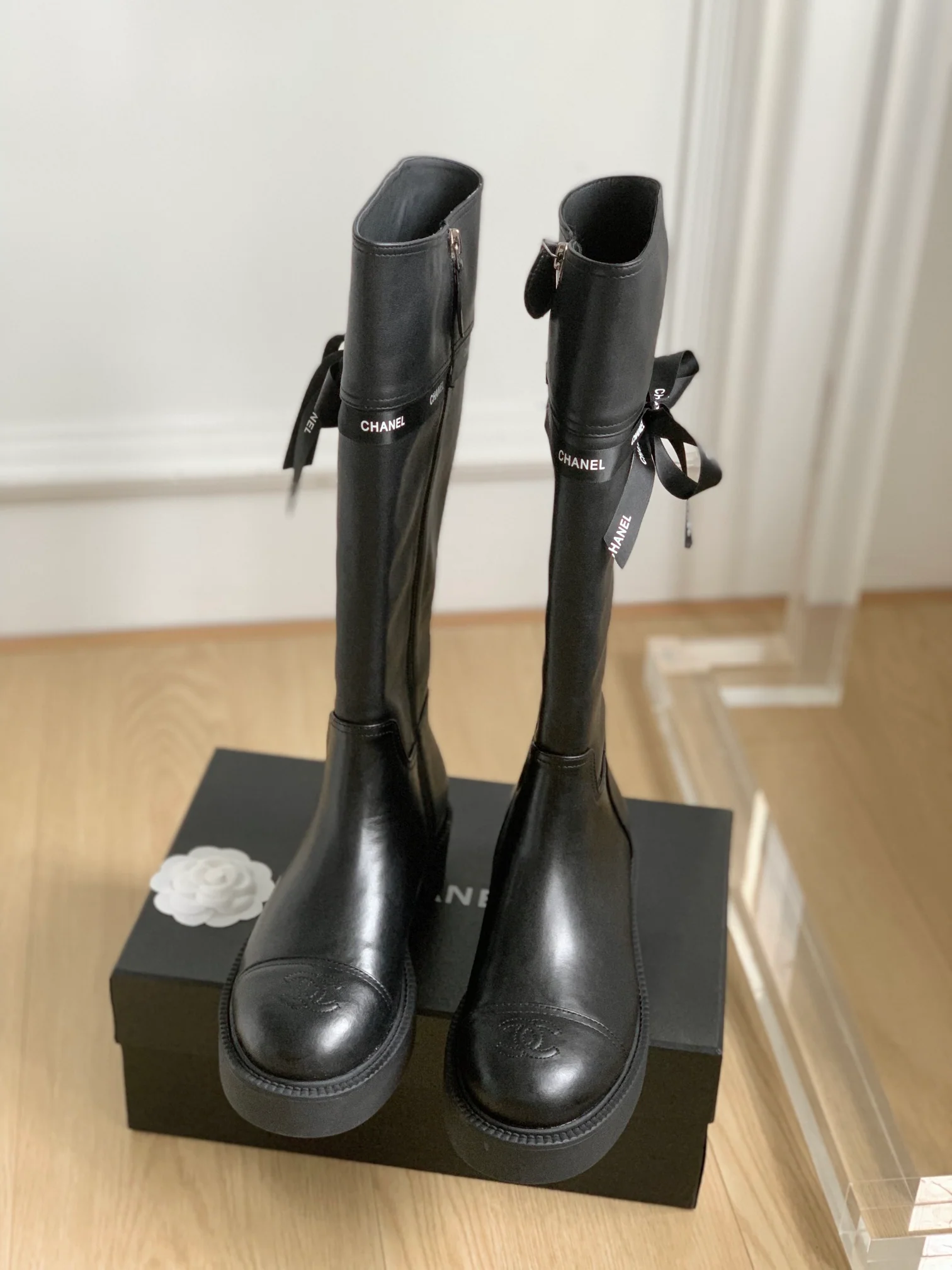 Новинка сезона осень/зима 2023 от Chanel - Коллекция сапог с лентами - Высокие сапоги - Черные