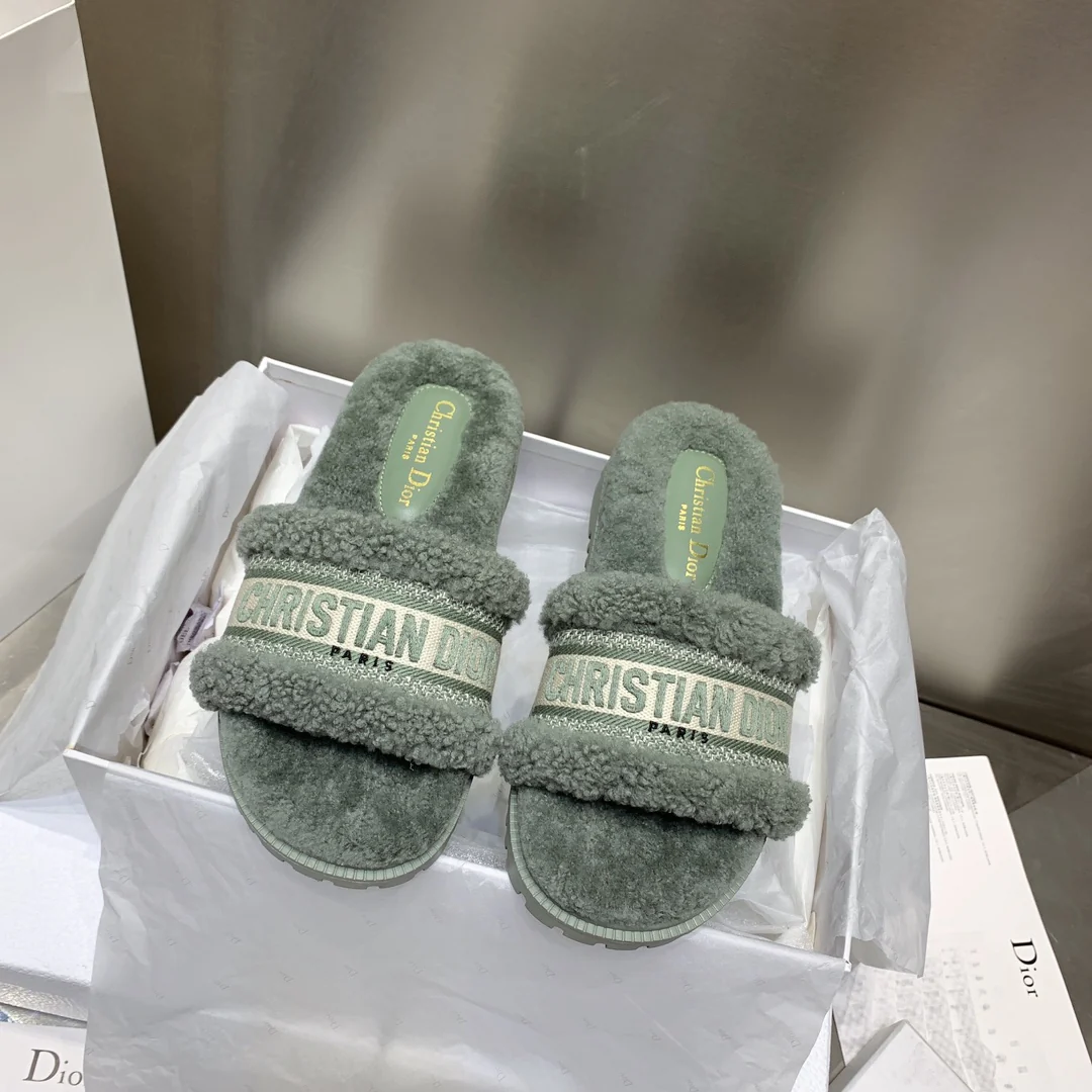 Меховые тапочки Dior на платформе с вышивкой - серо-зеленые