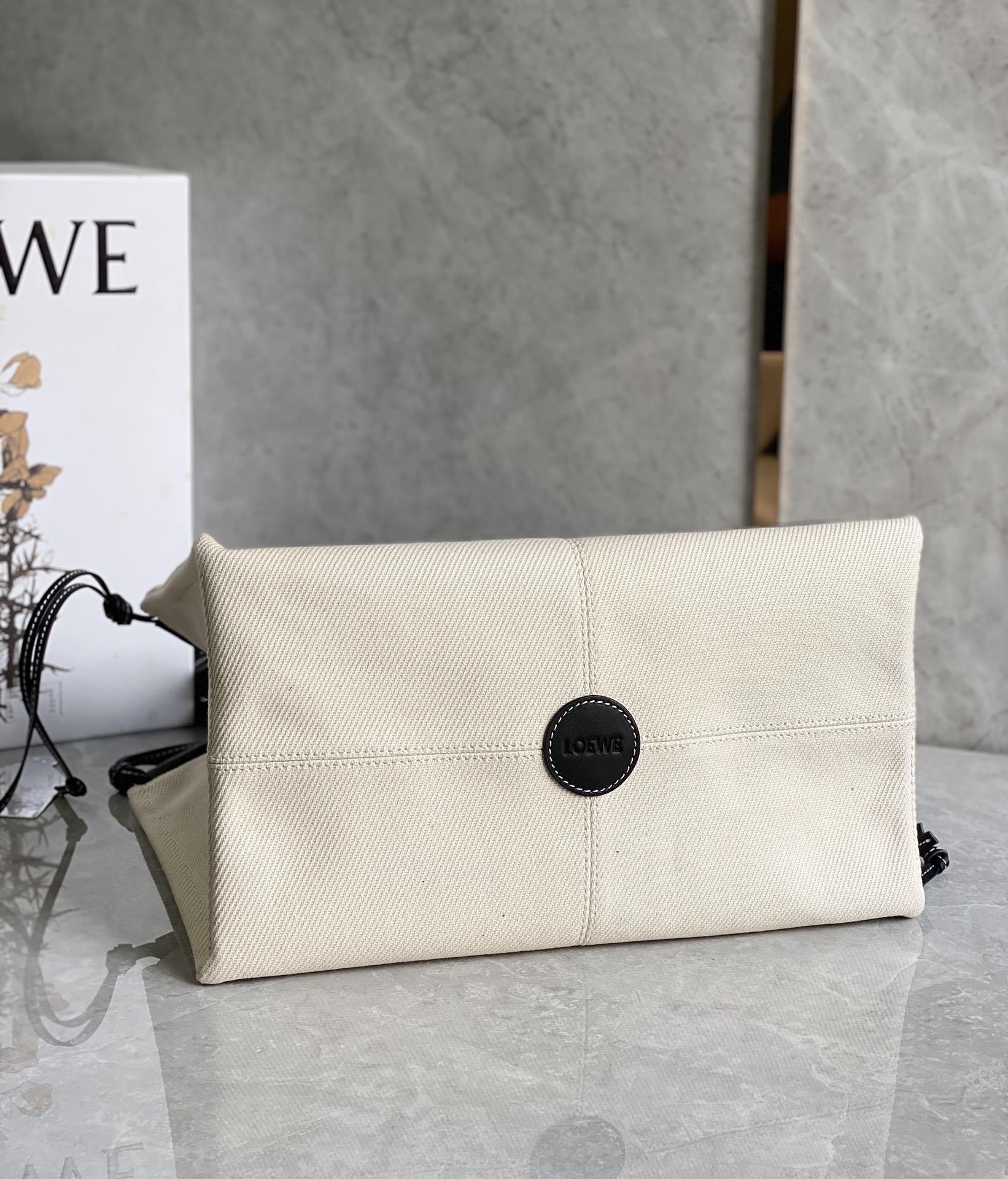 Сумка-подушка Loewe, белая-черная