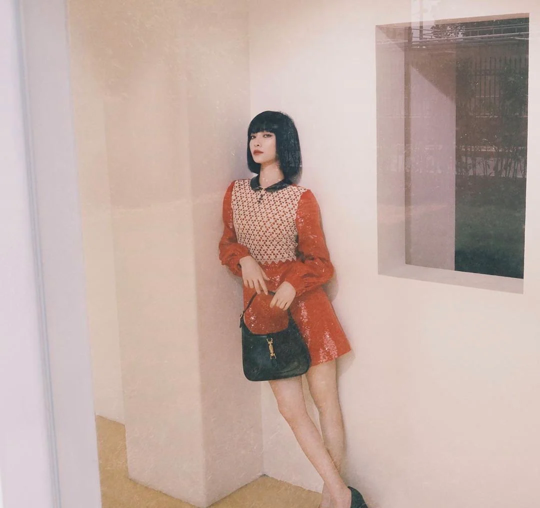 Опубликованы фотографии образа с курткой Gucci.