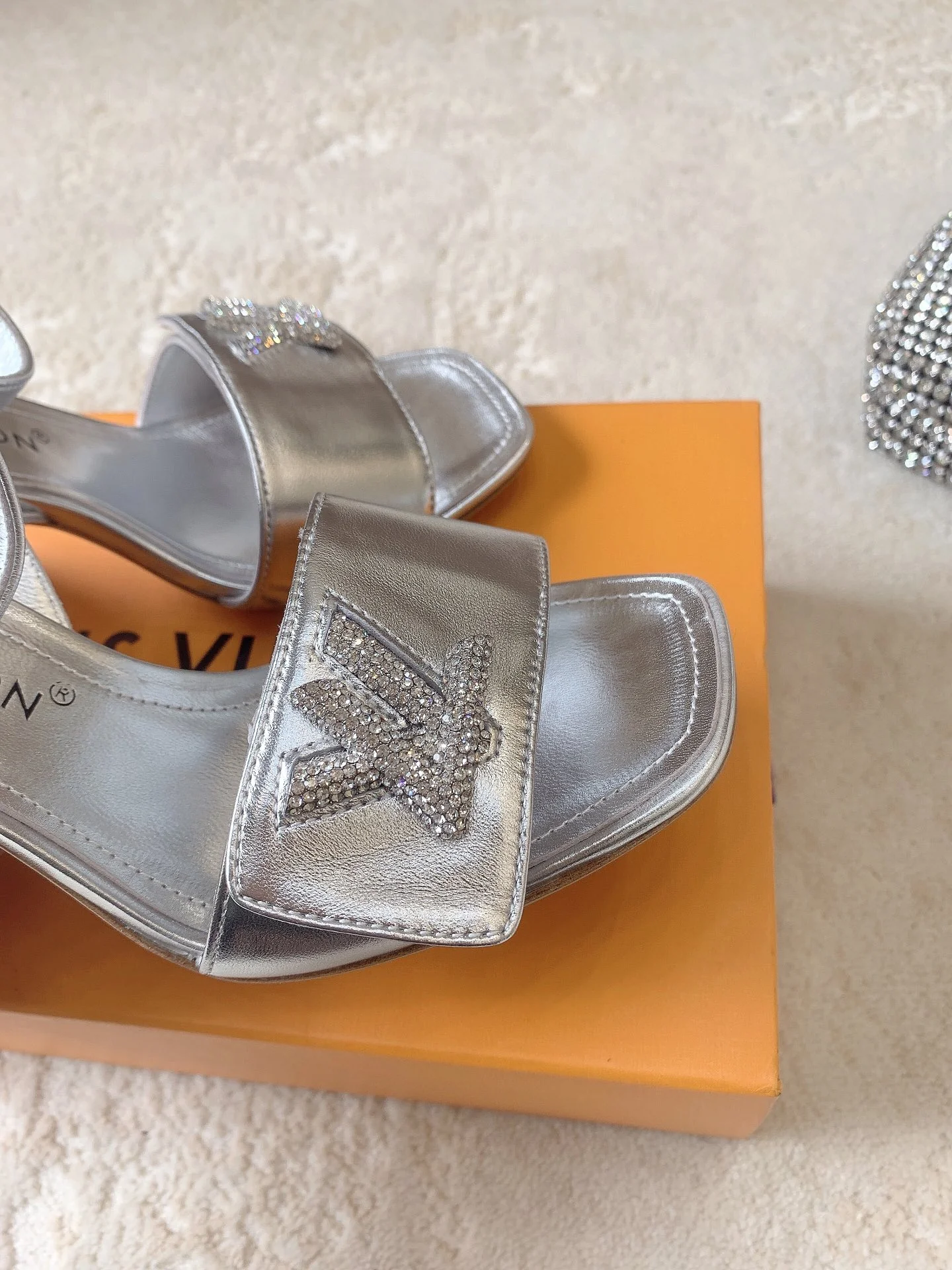 Новинка сезона весна/лето 2023 от LV - Босоножки на высоком каблуке - Серебристые