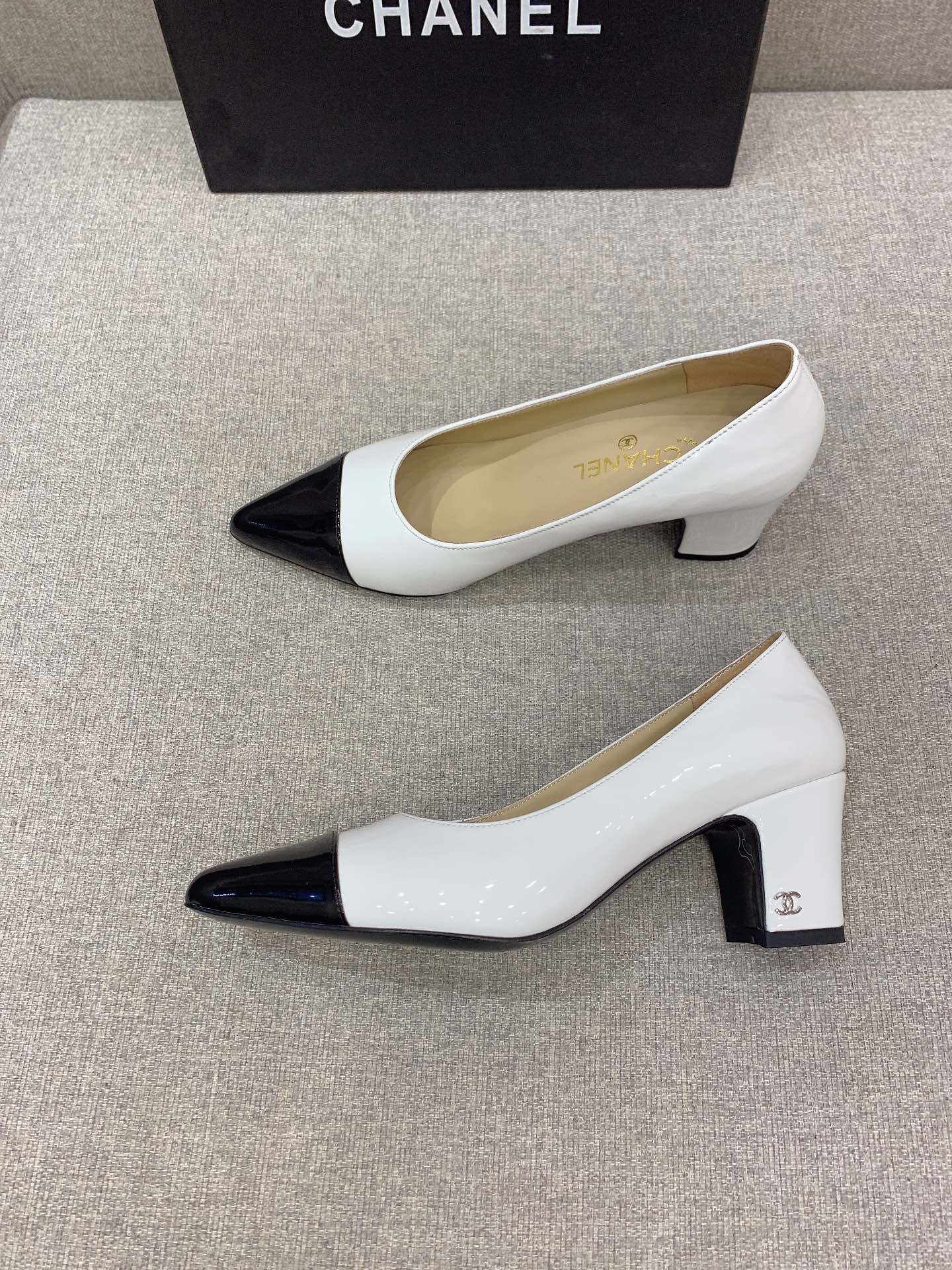 Туфли Chanel с острым носком, двухцветные, на массивном каблуке - 5-5 см