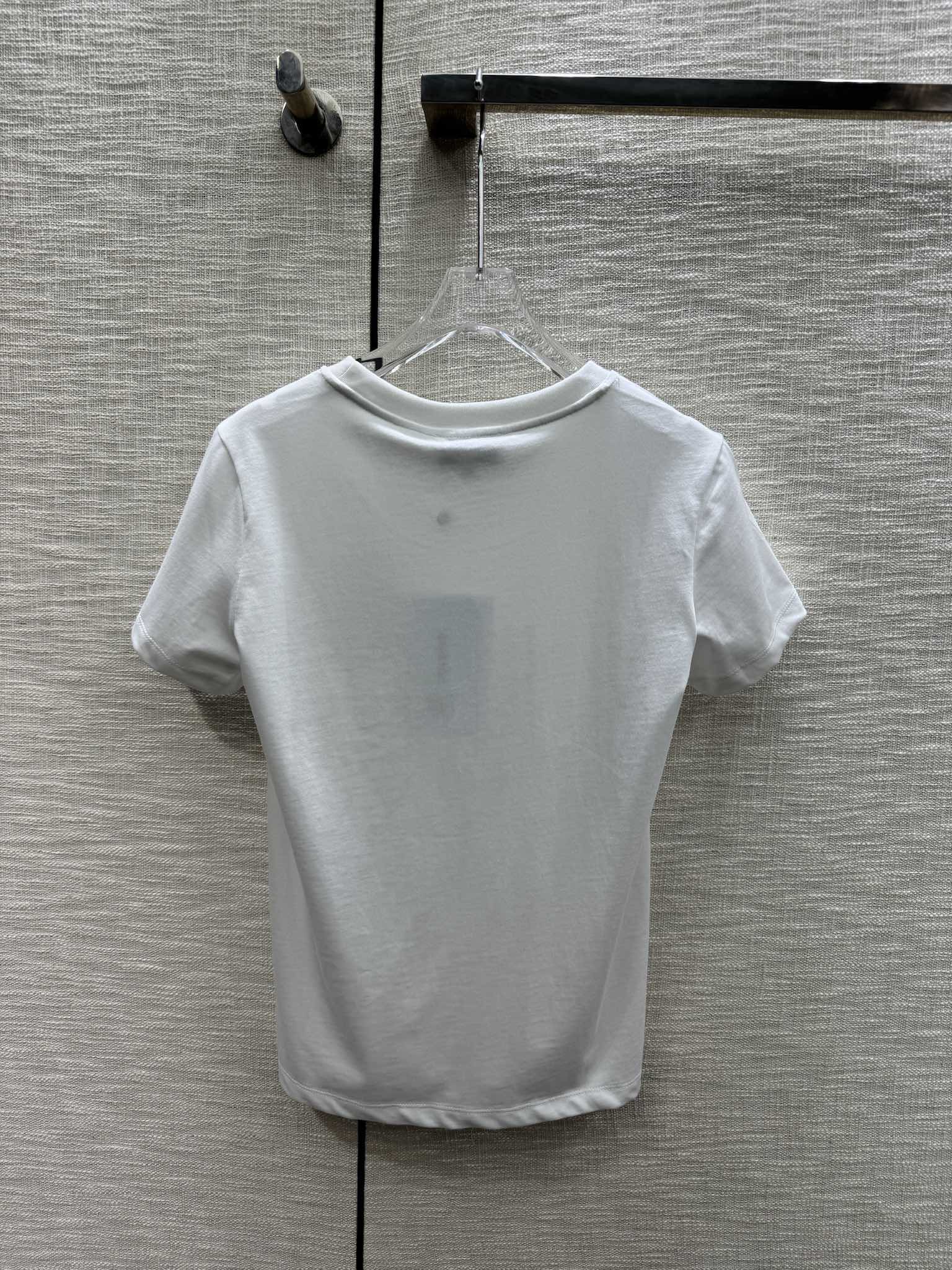 Футболка Chanel 2403 с вышитым четырехлистным клевером и круглым вырезом, с короткими рукавами - белая.