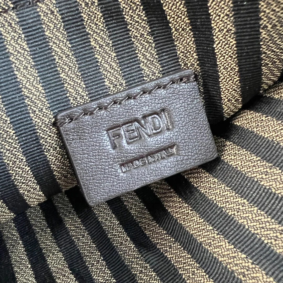 Fendi - Белый кошелек на молнии в сочетании с клатчем