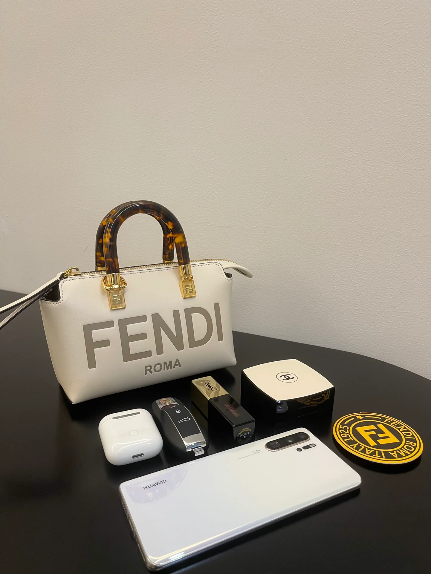 Мини-сумочка Fendi by Way Boston, белая.