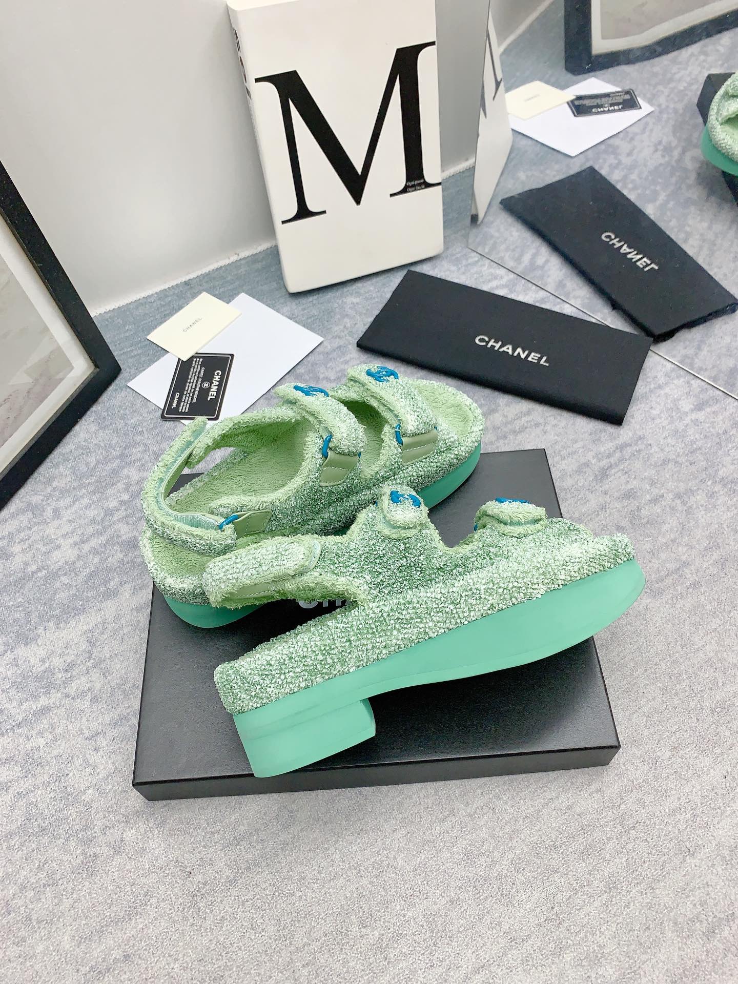 Новинка сезона осень/зима 2023 от Chanel - Сандалии на платформе из махровой ткани - зеленые.