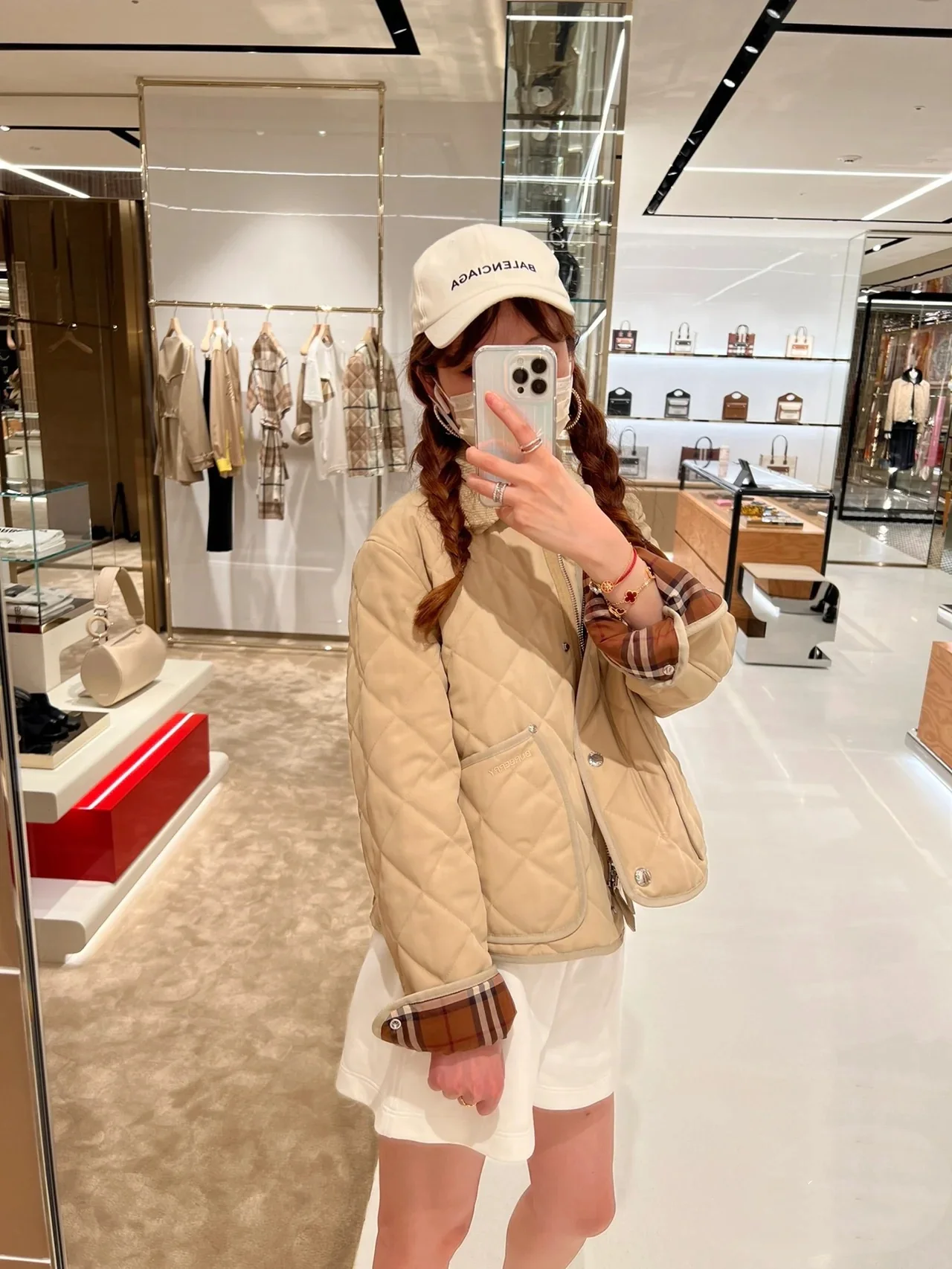 Пуховая куртка Burberry осень/зима - классический клетчатый узор с вельветовым воротником.