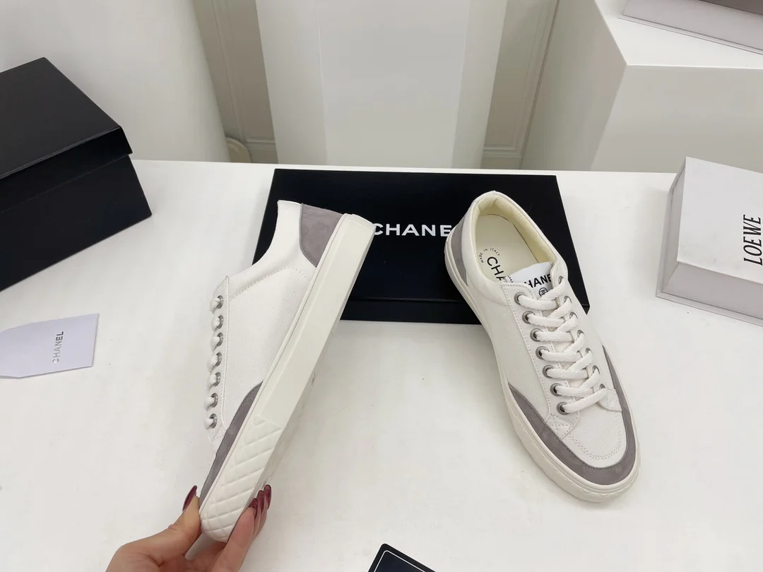 Весенние парусиновые туфли Chanel 2022: обязательный элемент гардероба.