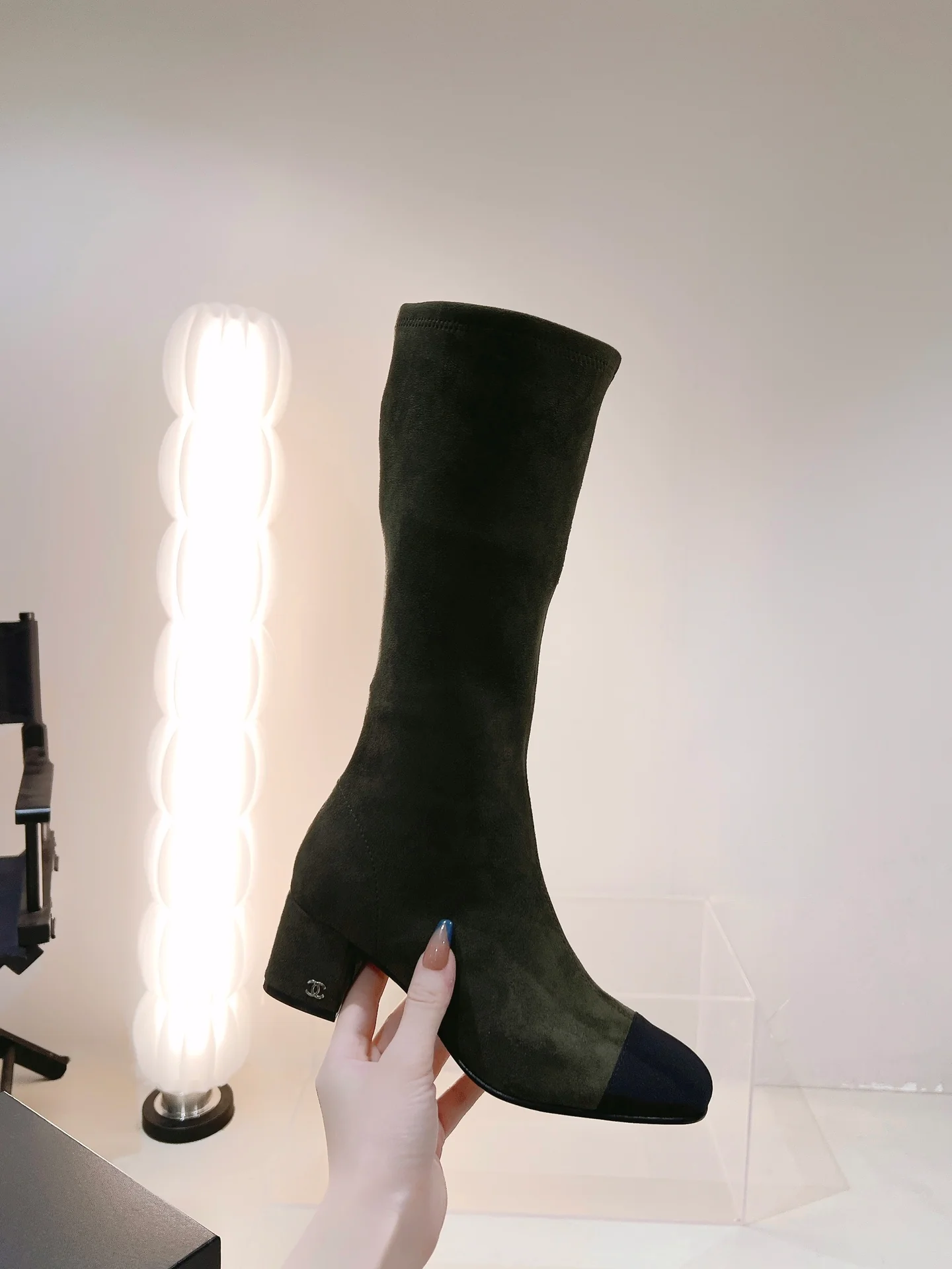 Новинка сезона осень/зима 2022 от Chanel - высокие сапоги из темно-зеленой замши.